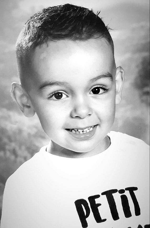 Lyam participe au concours pour gagner de l'argent avec cette photo : cheek, child, chin, ear, eye, eyebrow, facial_expression, forehead, hairstyle, happy, iris, jaw, joy, lip, monochrome_photography, person, shirt, shoulder, sleeve, style