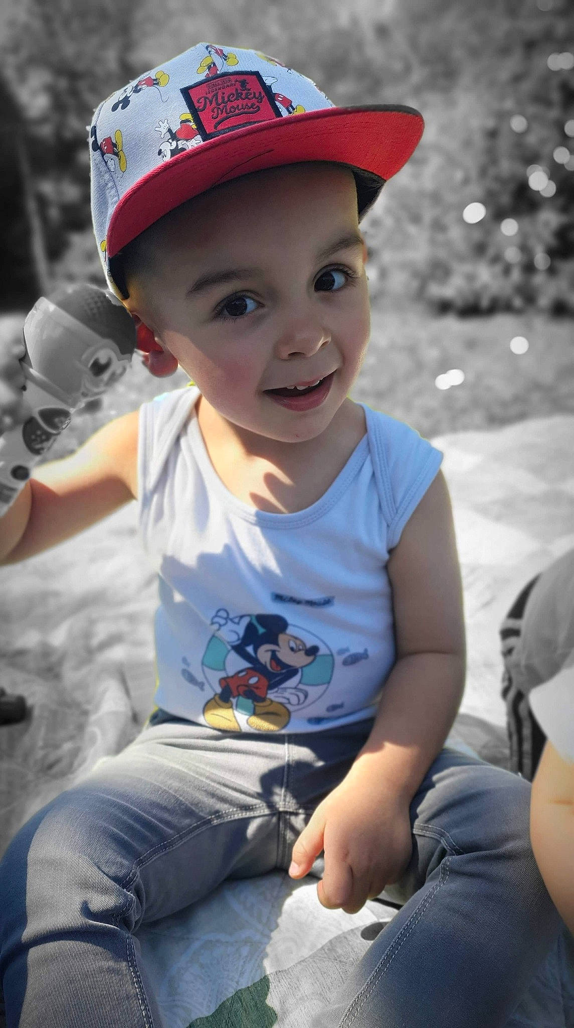 Lyam a rejoint le concours — aidez-le/la à gagner de superbes lots ! baby, baseball_cap, cap, child, cool, fun, hat, headgear, headwear, person, play, smile, sun_hat, t_shirt, toddler, vacation