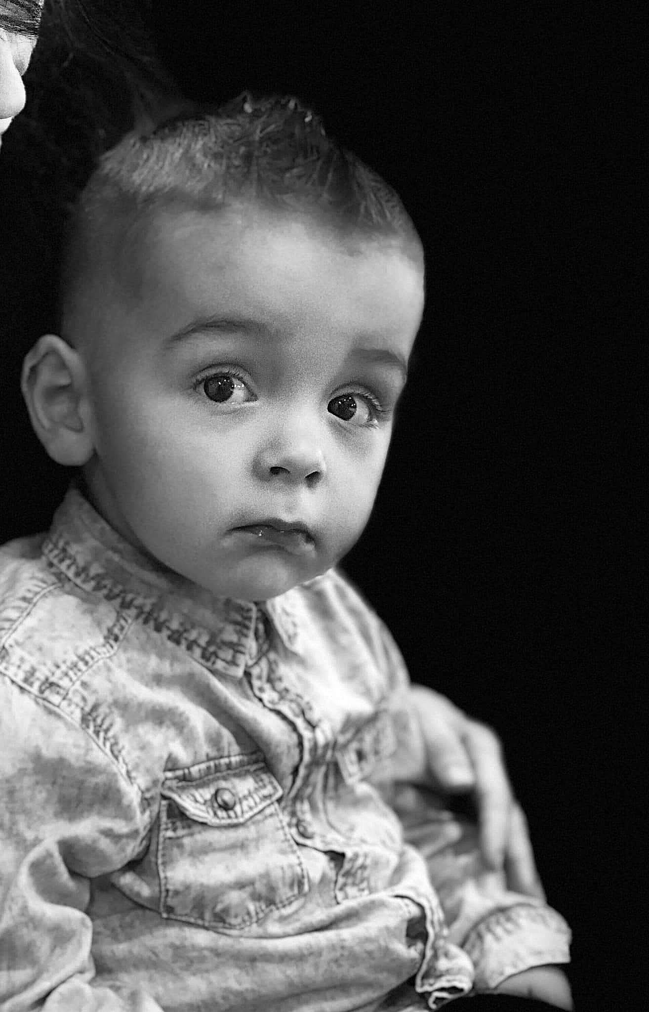 Lyam participe au concours pour gagner de l'argent avec cette photo : baby, black, black_and_white, cheek, child, chin, eye, face, head, lip, monochrome, monochrome_photography, nose, people, person, photograph, portrait, skin, standing, toddler