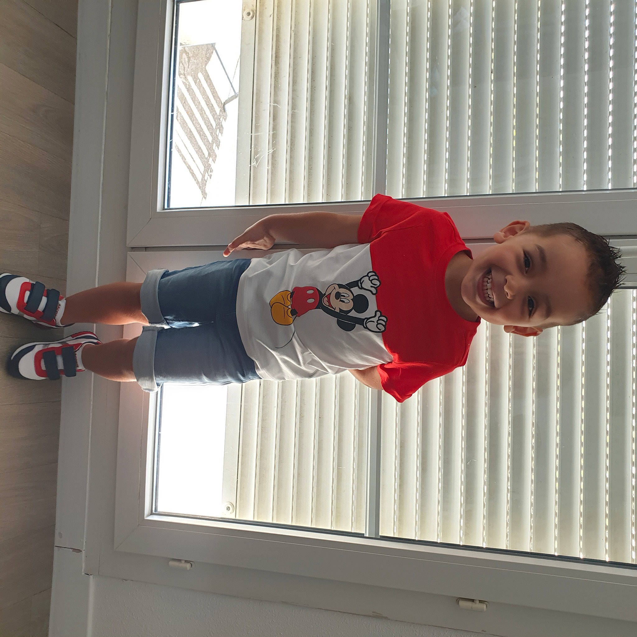 Lyam a rejoint le concours — aidez-le/la à gagner de superbes lots ! joy, person