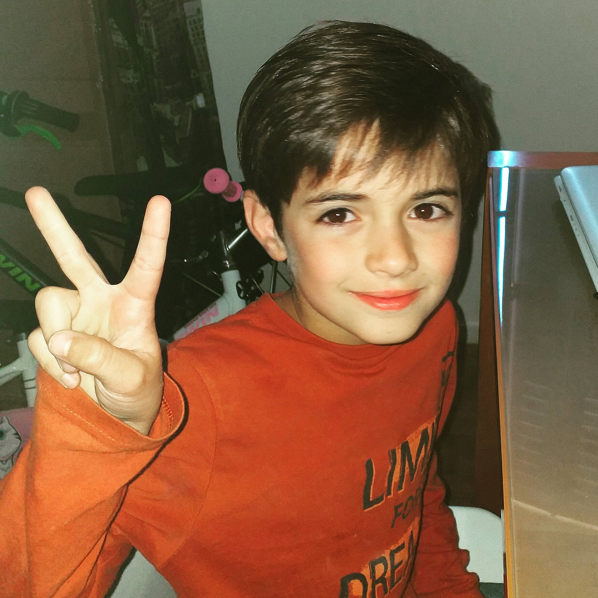 Timeo a rejoint le concours — aidez-le/la à gagner de superbes lots ! arm, black_hair, cool, finger, forehead, gesture, hair, hand, person, thumb, v_sign