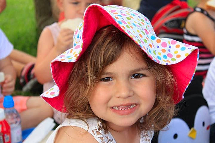 Emie a rejoint le concours — aidez-le/la à gagner de superbes lots ! child, fashion_accessory, fun, girl, happiness, hat, headgear, joy, party_hat, product, skin, smile, sun_hat, toddler
