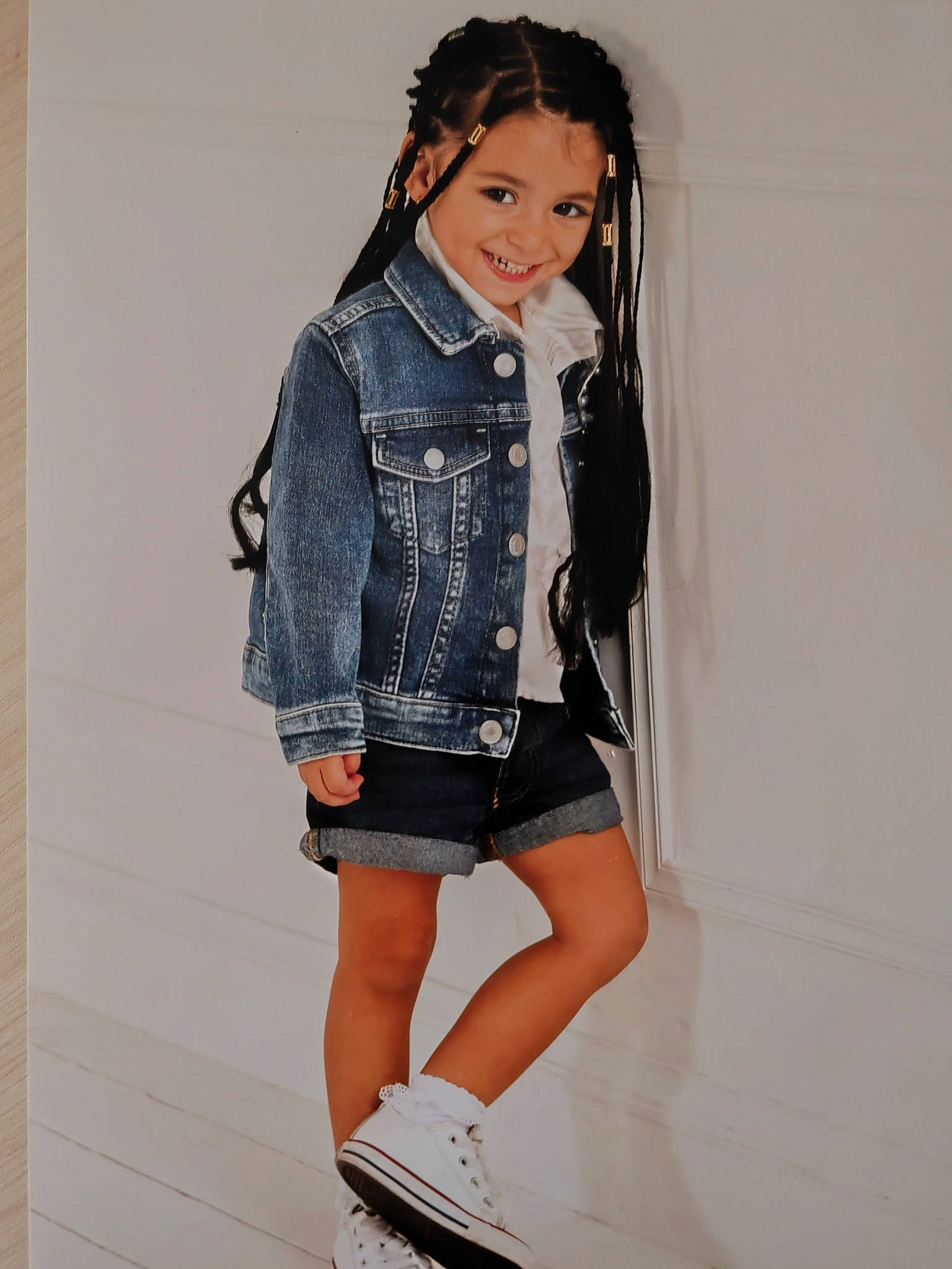 Zeina participe au concours pour gagner de l'argent avec cette photo : arm, black_hair, blazer, collar, denim, dress_shirt, eyewear, fashion_design, human_body, jacket, joy, knee, leg, lip, neck, person, shorts, sleeve, smile, t_shirt