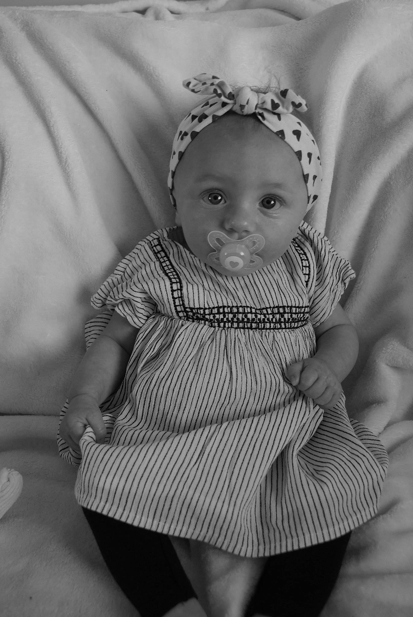 Olivia participe au concours pour gagner de l'argent avec cette photo : baby, black_and_white, cheek, child, face, hair_accessory, head, headgear, headpiece, monochrome, monochrome_photography, person, photograph, photography, portrait, smile, style, toddler, white