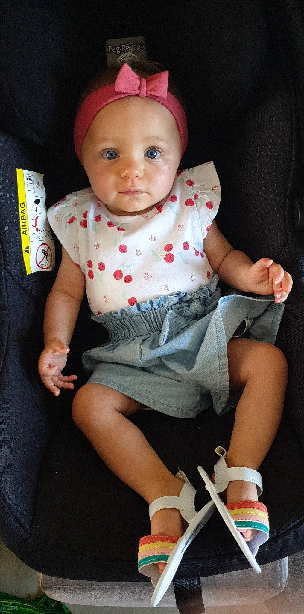 Olivia participe au concours pour gagner de l'argent avec cette photo : baby, baby_carriage, baby_in_car_seat, baby_products, car_seat, cheek, child, leg, person, product, sitting, skin, toddler