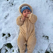 Adrien a rejoint le concours — aidez-le/la à gagner de superbes lots ! baby, child, cold, cute, face, footprint, fuzzy, grass, hand, hat, infant, lying_down, nature, onesie, outdoor, playful, portrait, snow, warm_clothing, winter