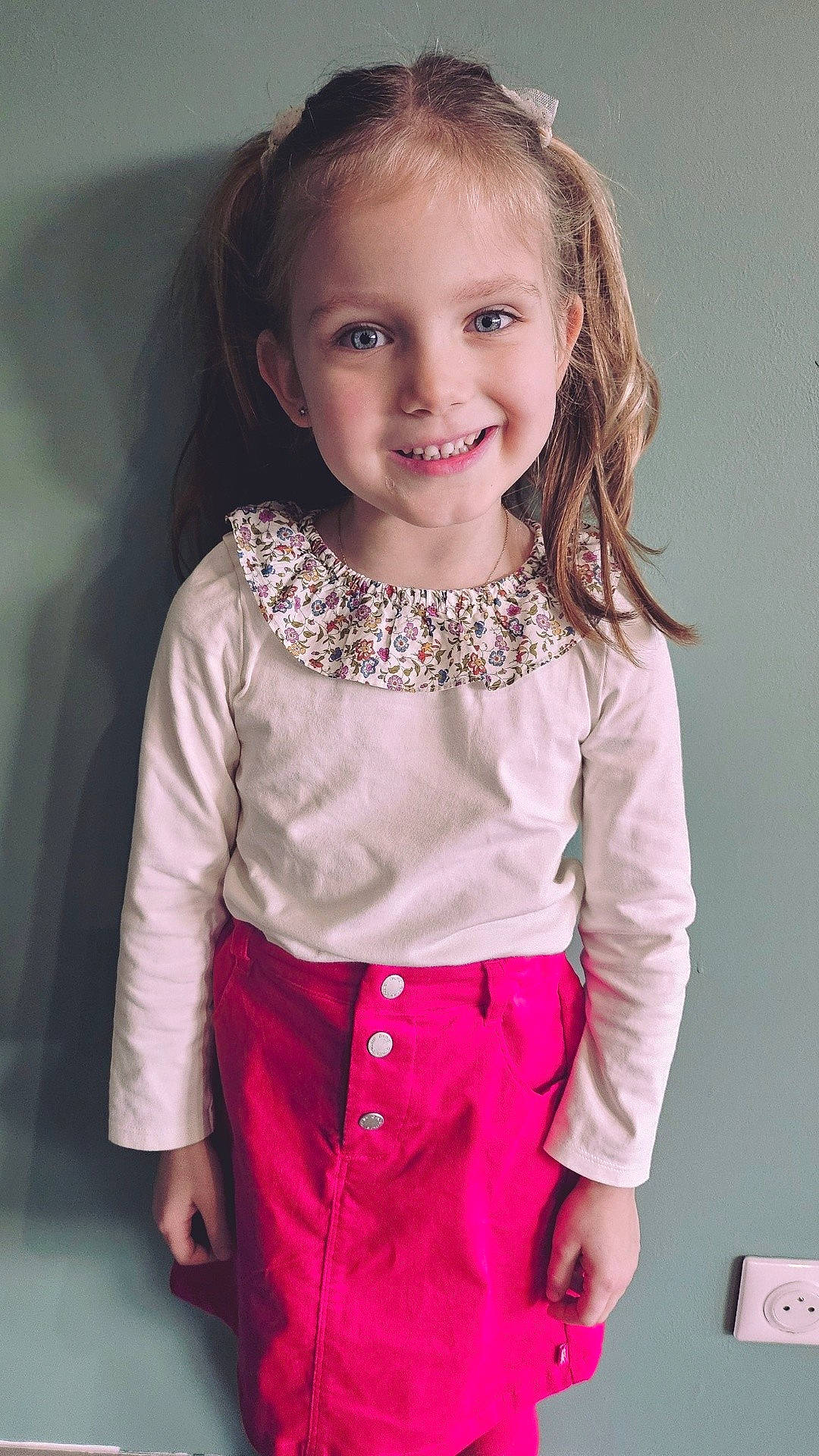 Mia participe au concours pour gagner de l'argent avec cette photo : accessories, blouse, child, clothing, coat, dress, face, female, girl, happy, head, jewelry, longsleeve, pants, person, photography, portrait, skirt, sleeve, smile