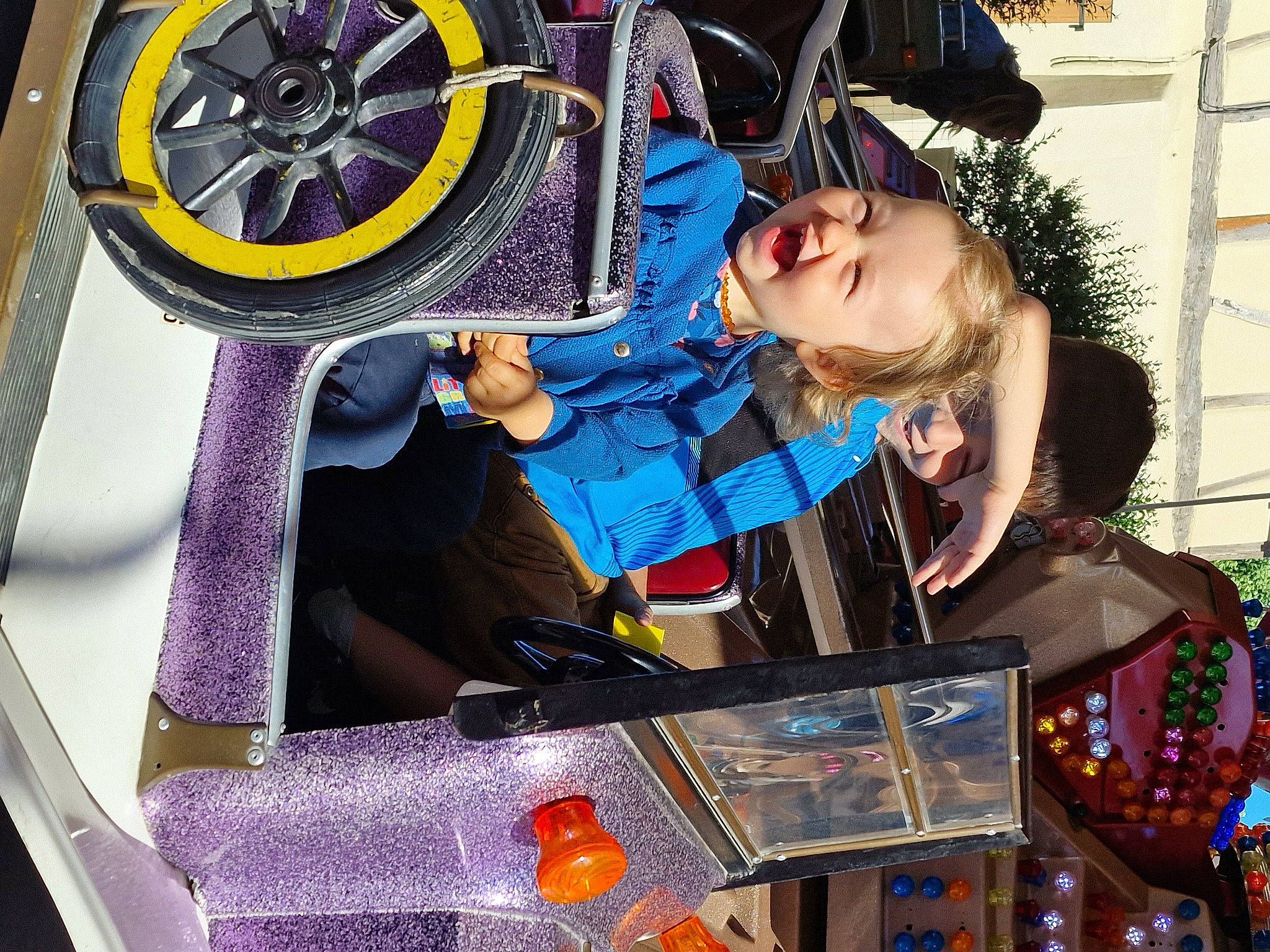 Nina a rejoint le concours — aidez-le/la à gagner de superbes lots ! auto_part, automotive_design, automotive_tire, automotive_wheel_system, bicycle_tire, bumper, electric_blue, event, fictional_character, fun, joy, machine, motor_vehicle, person, purple, recreation, rim, spoke, t_shirt, tire