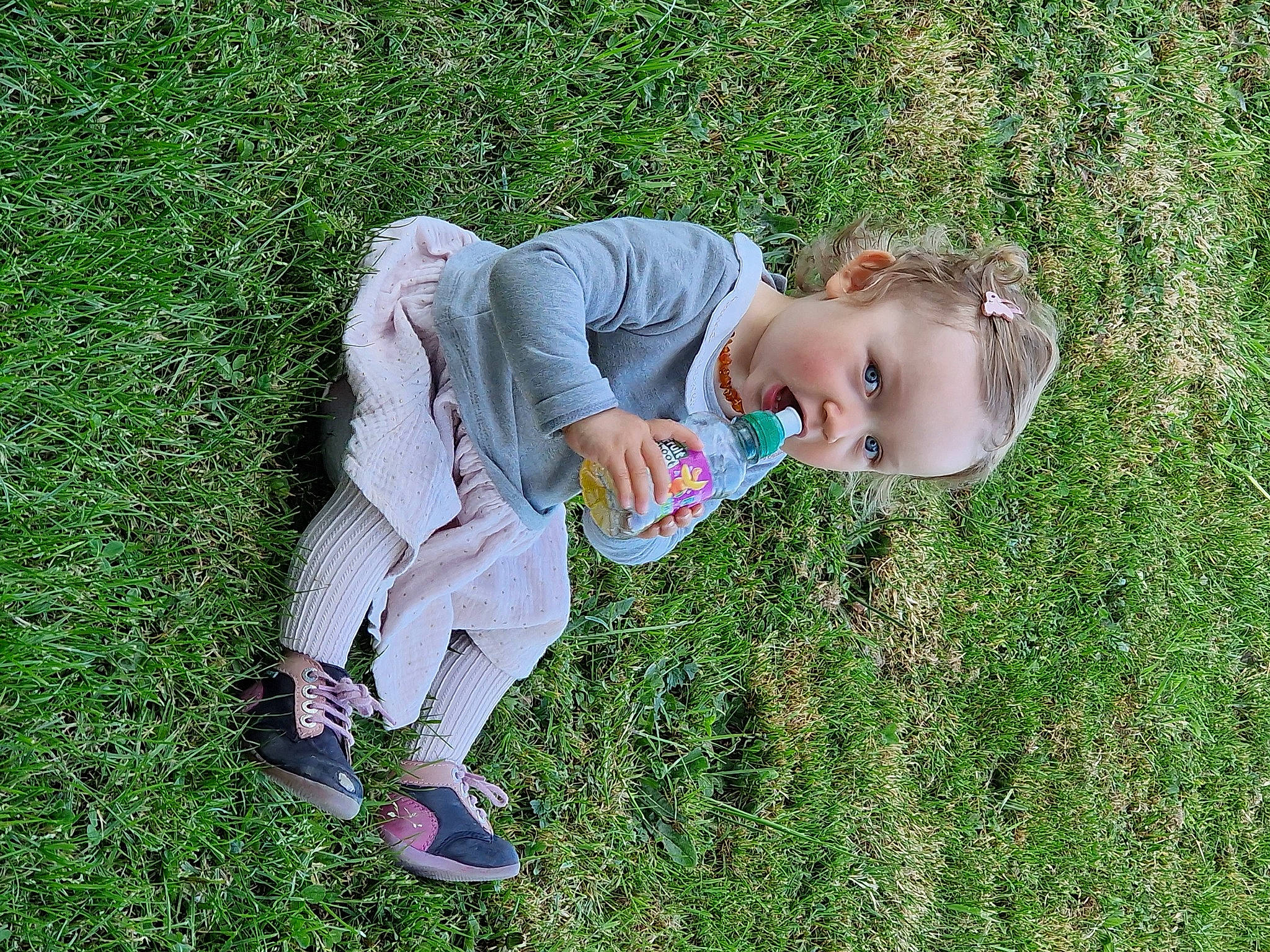 Nina a rejoint le concours — aidez-le/la à gagner de superbes lots ! baby, baby_toddler_clothing, child, foot, fun, garden, grass, grass_family, grassland, happy, lawn, leisure, meadow, people_in_nature, person, plant, sandal, sitting, soil, spring