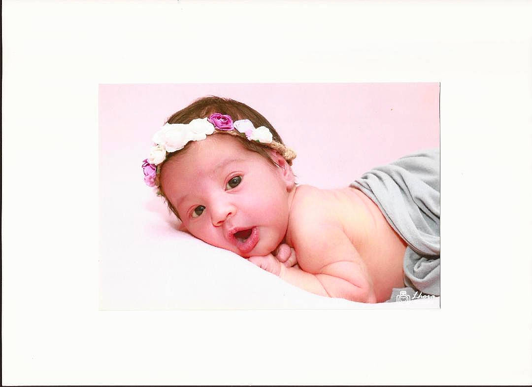 Lina a rejoint le concours — aidez-le/la à gagner de superbes lots ! baby, cheek, child, fashion_accessory, hair_accessory, headband, headgear, headpiece, person, photograph, photography, pink, portrait, toddler