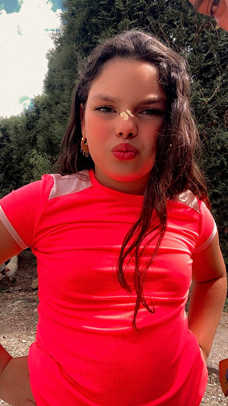 Britani a rejoint le concours — aidez-le/la à gagner de superbes lots ! black_hair, chest, chin, cool, face, flash_photography, grass, hair, happy, head, joint, lip, neck, people_in_nature, person, shoulder, skin, sleeve, tree, trunk