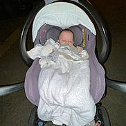 Lyam a rejoint le concours — aidez-le/la à gagner de superbes lots ! baby, blanket, stroller, sleeping, night, street, car, footwear, shoe, person, darkness, urban, outdoor, transport, infant, cozy, quiet, vehicle, sidewalk, protective