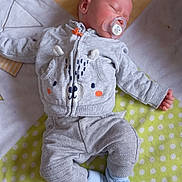 Lyam a rejoint le concours — aidez-le/la à gagner de superbes lots ! baby, blanket, bunny, child, cozy, cute, floor, grey_clothing, indoors, infant, laying_down, newborn, pacifier, peaceful, polka_dot, sleeping, socks, soft, star, yellow