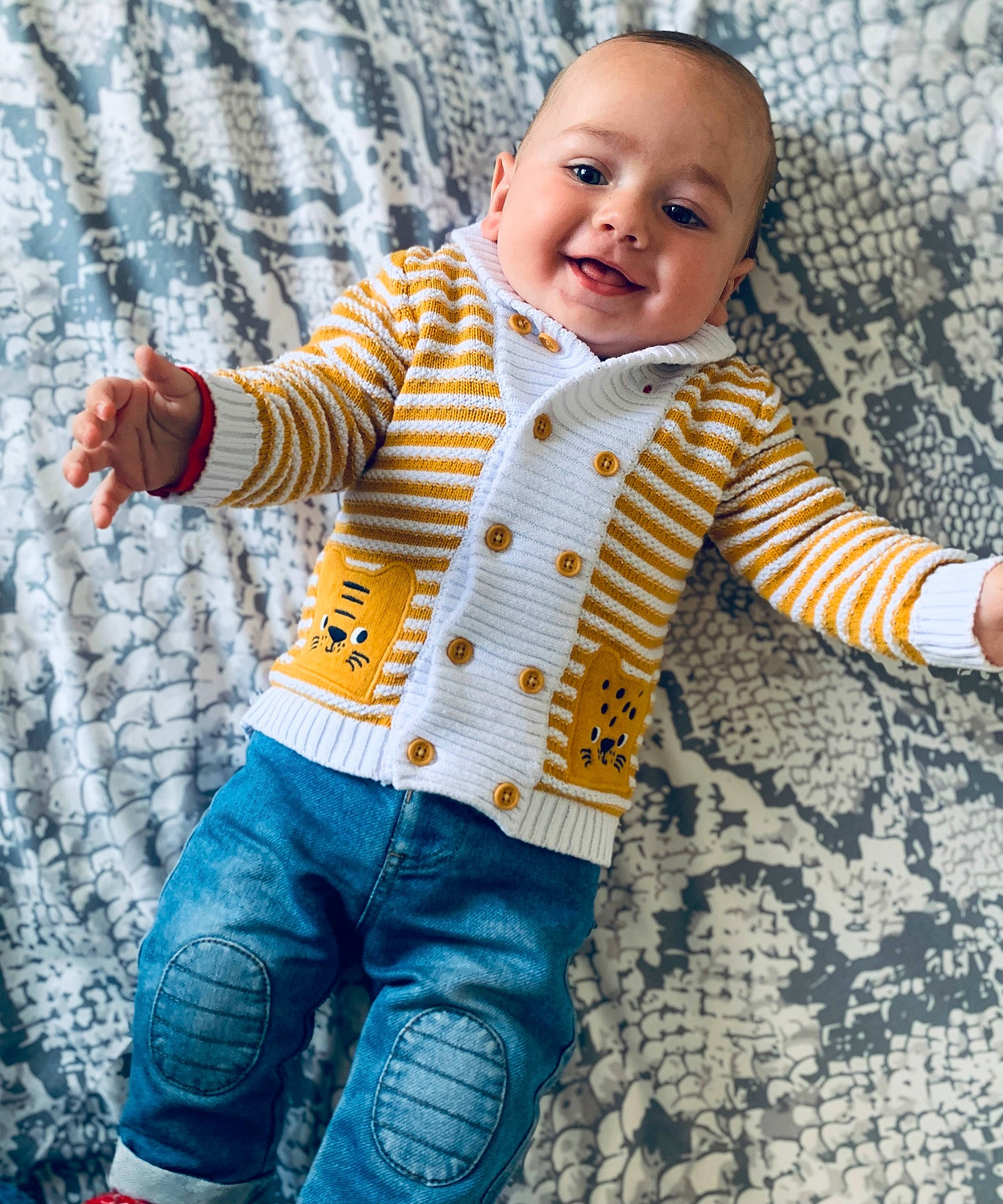 Ninnoh a rejoint le concours — aidez-le/la à gagner de superbes lots ! baby, baby_toddler_clothing, clothing, cool, eye, face, hand, happy, head, human_body, jeans, joy, leg, orange, people_in_nature, person, product, sleeve, smile, textile