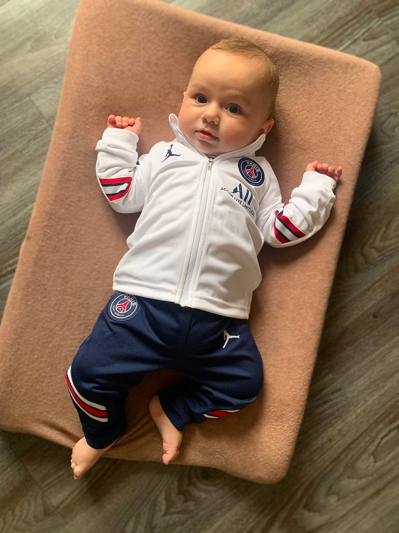 Ninnoh participe au concours pour gagner de l'argent avec cette photo : active_shorts, baby, baby_toddler_clothing, bermuda_shorts, comfort, elbow, finger, flooring, happy, human_leg, knee, leg, person, shorts, skin, sleeve, t_shirt, thigh, thumb, toddler
