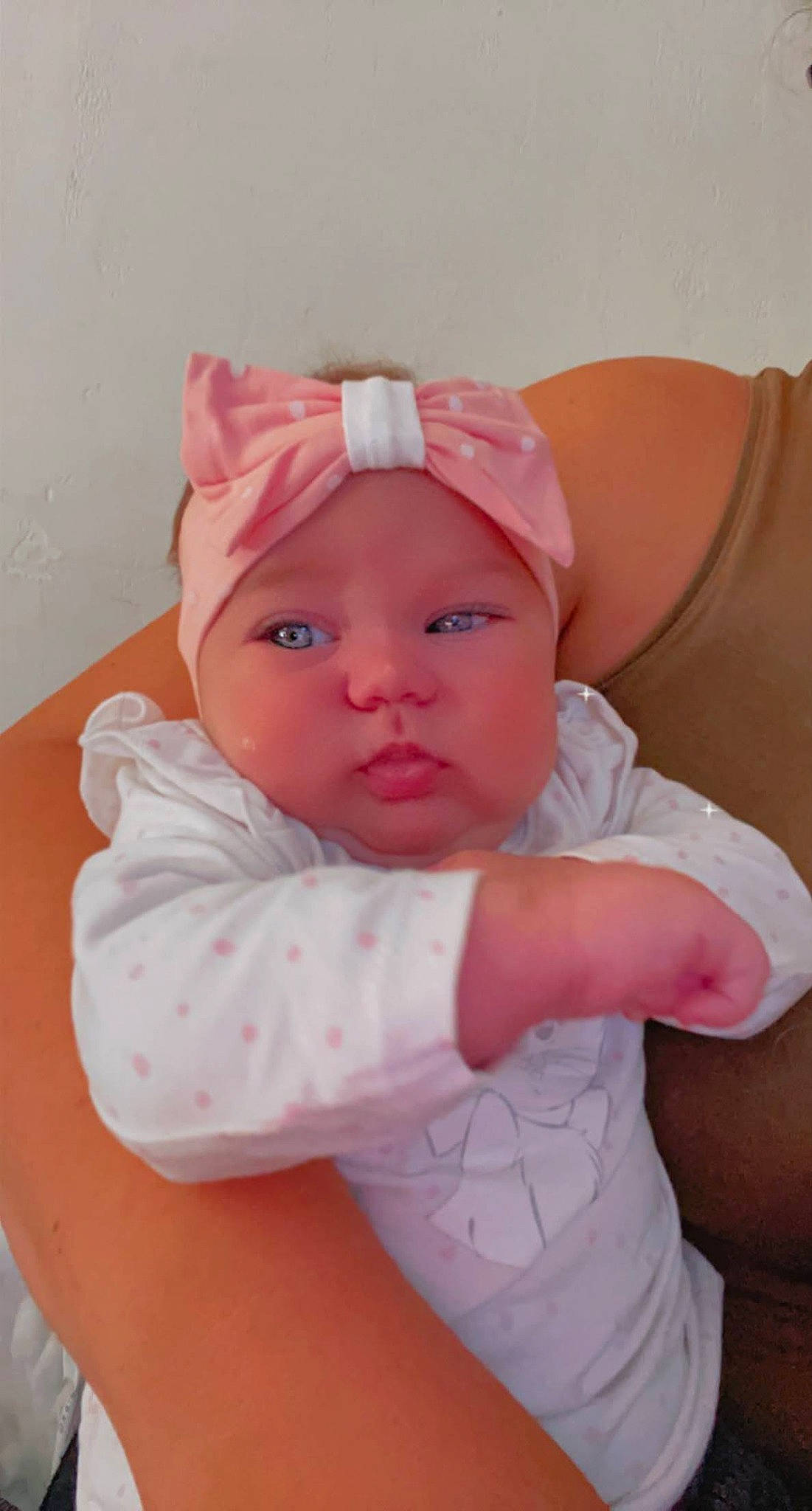 Aëlia participe au concours pour gagner de l'argent avec cette photo : baby, baby_products, baby_sleeping, baby_toddler_clothing, cap, cheek, comfort, eye, eyelash, hat, headgear, headwear, iris, lip, mouth, nose, person, pink, skin, sleeve