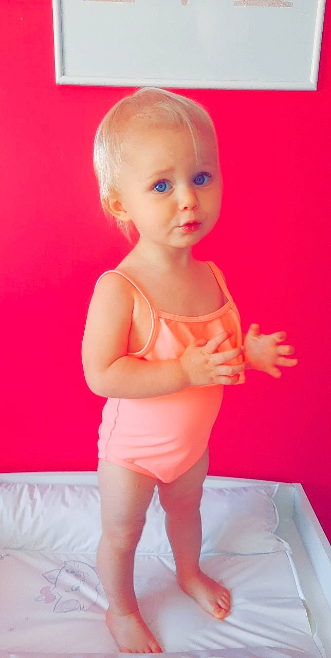 Mia a rejoint le concours — aidez-le/la à gagner de superbes lots ! arm, baby_toddler_clothing, cheek, chest, clothing, finger, gesture, human_body, joint, knee, leg, lip, neck, person, pink, shoulder, sleeve, stomach, surprise, thigh