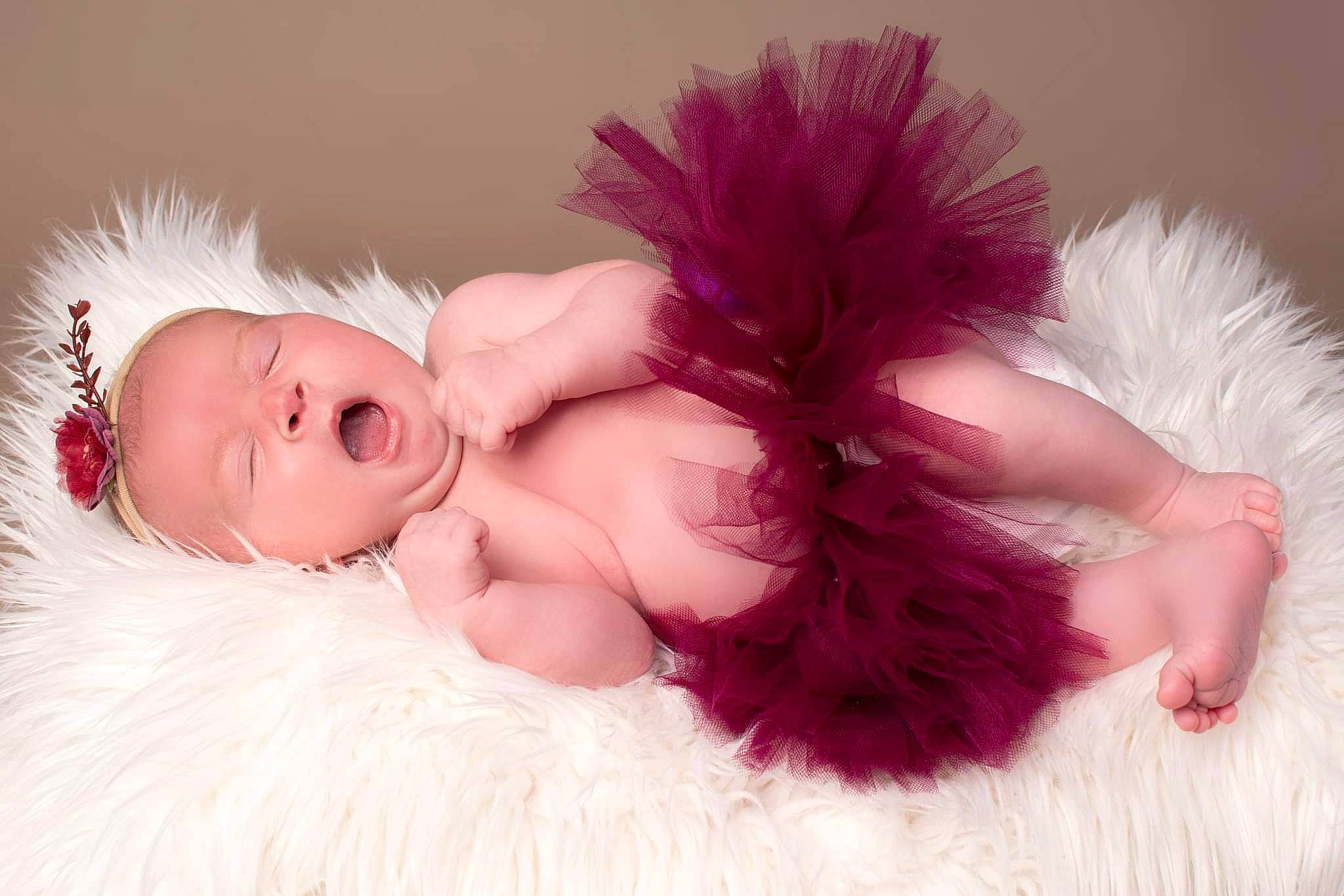 Amélia a rejoint le concours — aidez-le/la à gagner de superbes lots ! animal_product, baby, baby_toddler_clothing, costume, costume_hat, eyelash, fashion_accessory, feather, flash_photography, fur, hair_accessory, hat, headband, headgear, headpiece, magenta, natural_material, person, pink, skin