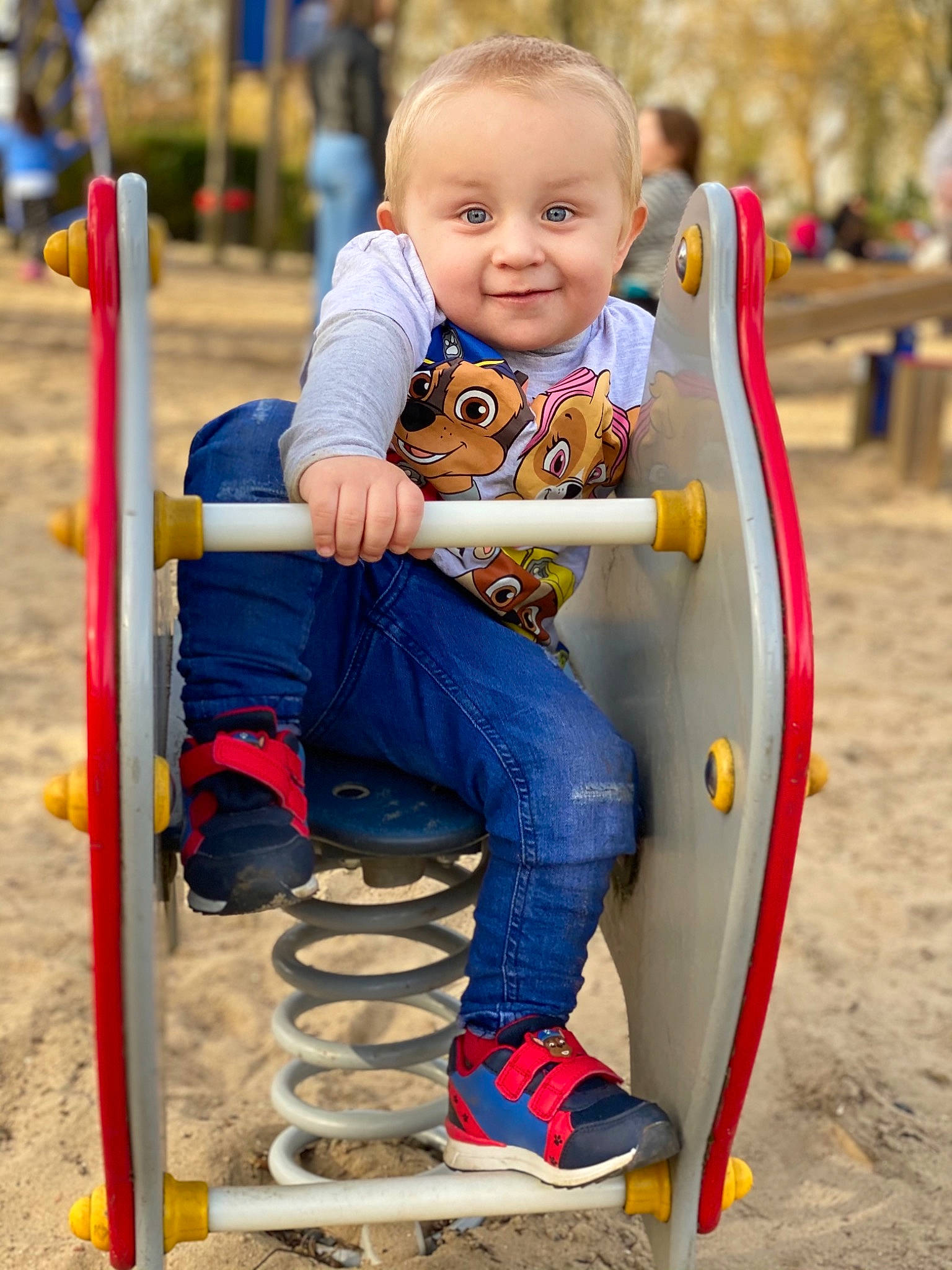 Tyméo a rejoint le concours — aidez-le/la à gagner de superbes lots ! baby, baby_toddler_clothing, child, city, electric_blue, fun, happy, joy, leg, leisure, outdoor_play_equipment, person, photograph, playground, playground_slide, recreation, red, sitting, smile, sneakers