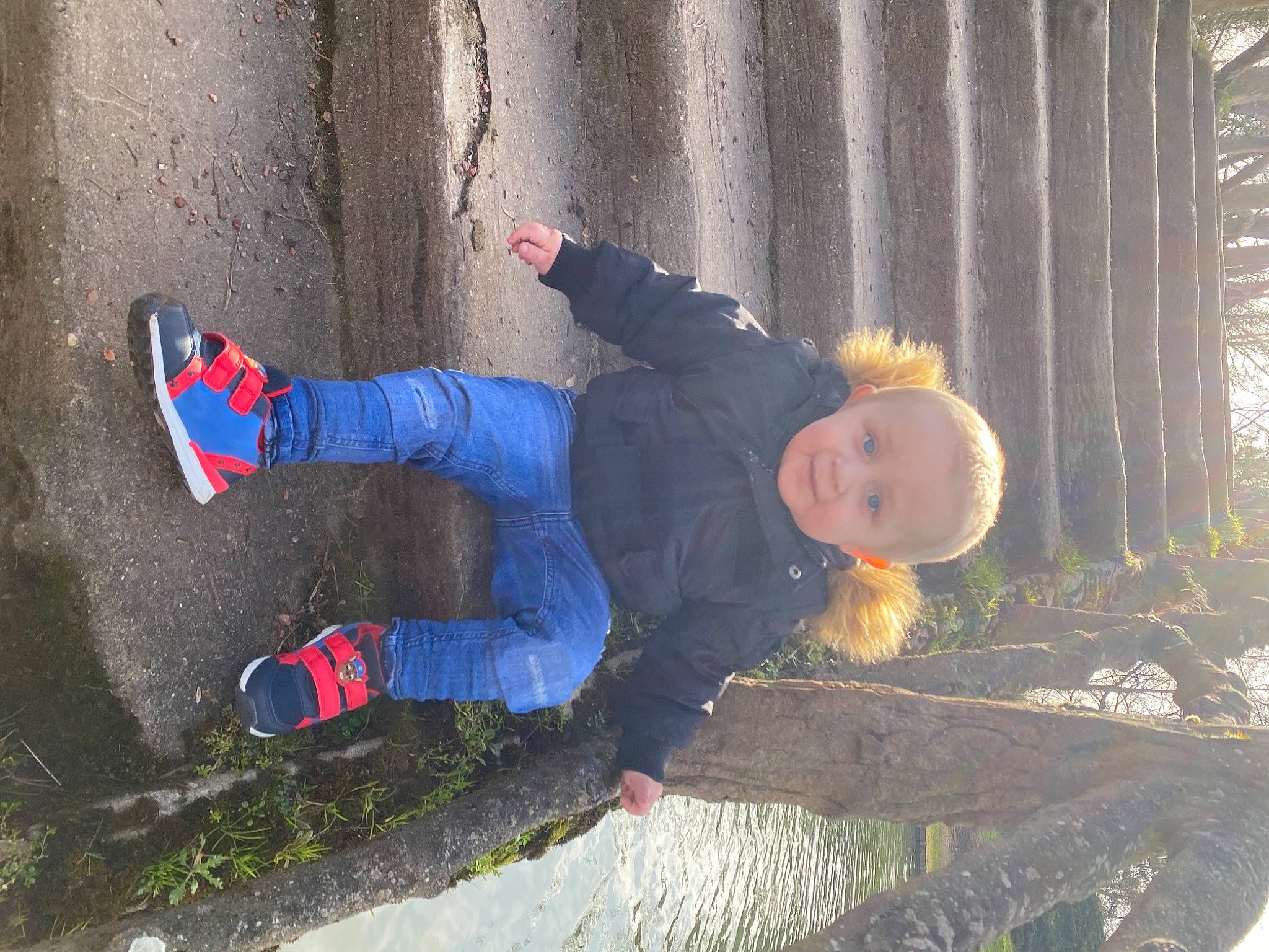 Tyméo a rejoint le concours — aidez-le/la à gagner de superbes lots ! boot, carmine, concrete, denim, electric_blue, freezing, fun, grass, human_leg, leisure, outdoor_shoe, people_in_nature, person, recreation, sitting, sneakers, toddler, tree, walking_shoe, winter