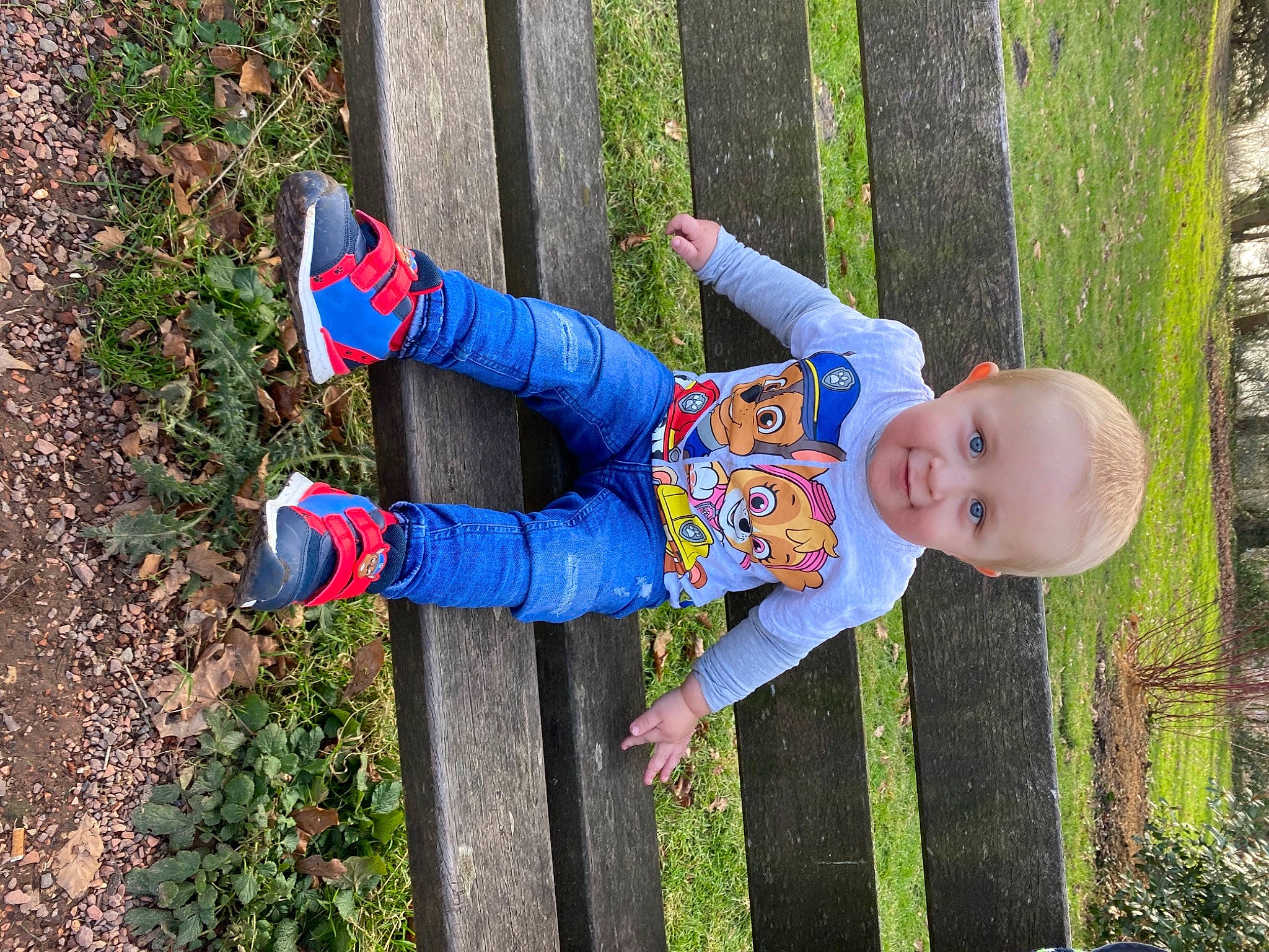 Tyméo a rejoint le concours — aidez-le/la à gagner de superbes lots ! baby_toddler_clothing, child, clothing, denim, electric_blue, fun, grass, happy, hat, leisure, pattern, people_in_nature, person, plant, shoe, smile, sneakers, toddler, tree, wood