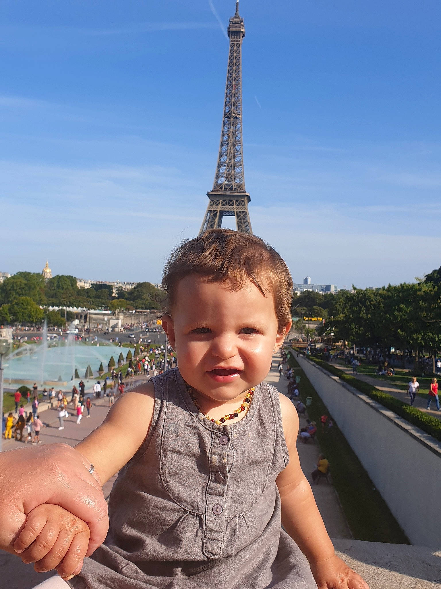 Mayssa a rejoint le concours — aidez-le/la à gagner de superbes lots ! child, finger, fun, gesture, hand, landmark, leisure, person, sky, smile, summer, thumb, toddler, tourism, tourist_attraction, tower, travel, vacation