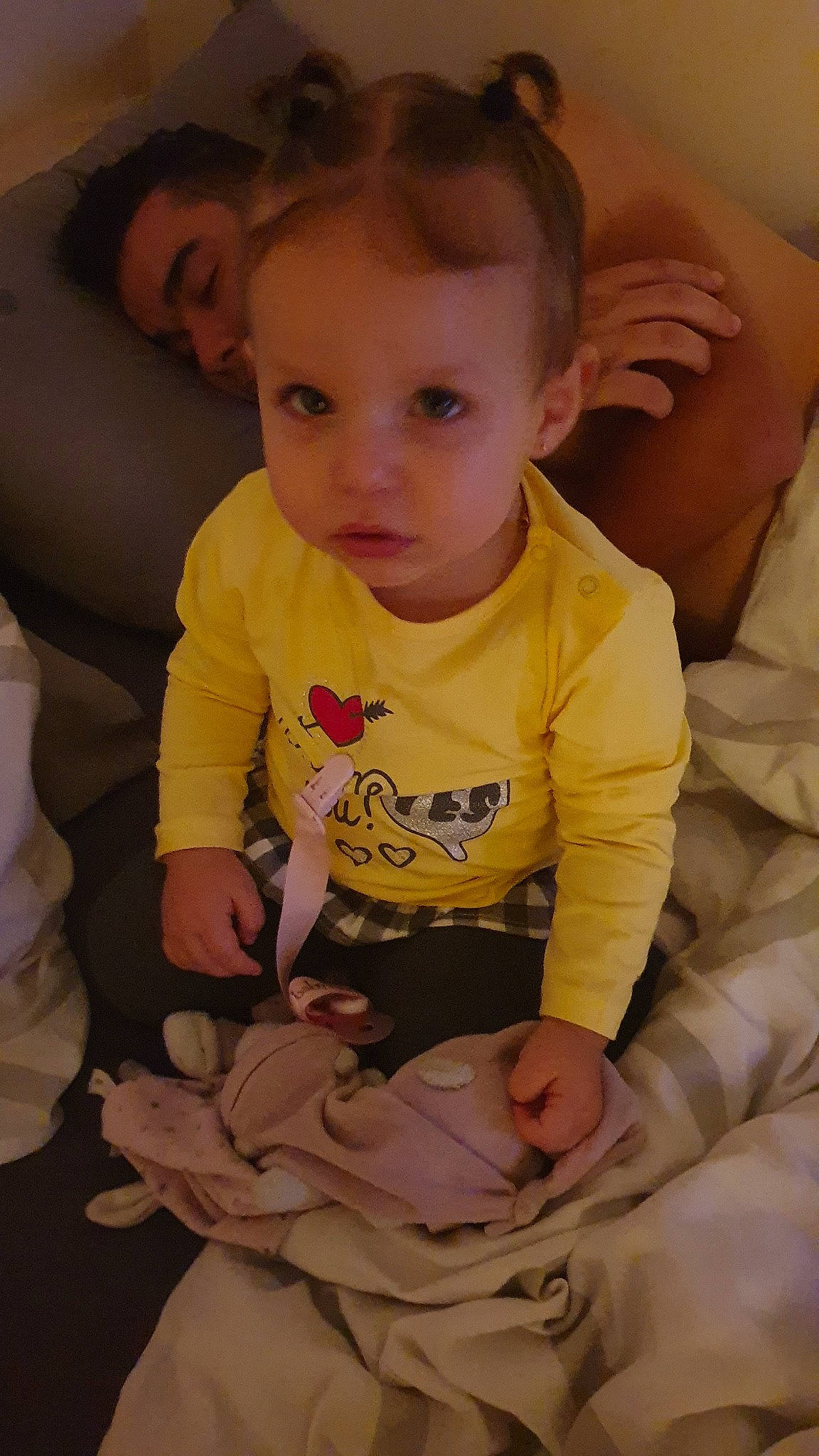 Mayssa a rejoint le concours — aidez-le/la à gagner de superbes lots ! arm, baby, cheek, child, eye, finger, head, iris, person, sitting, skin, smile, toddler