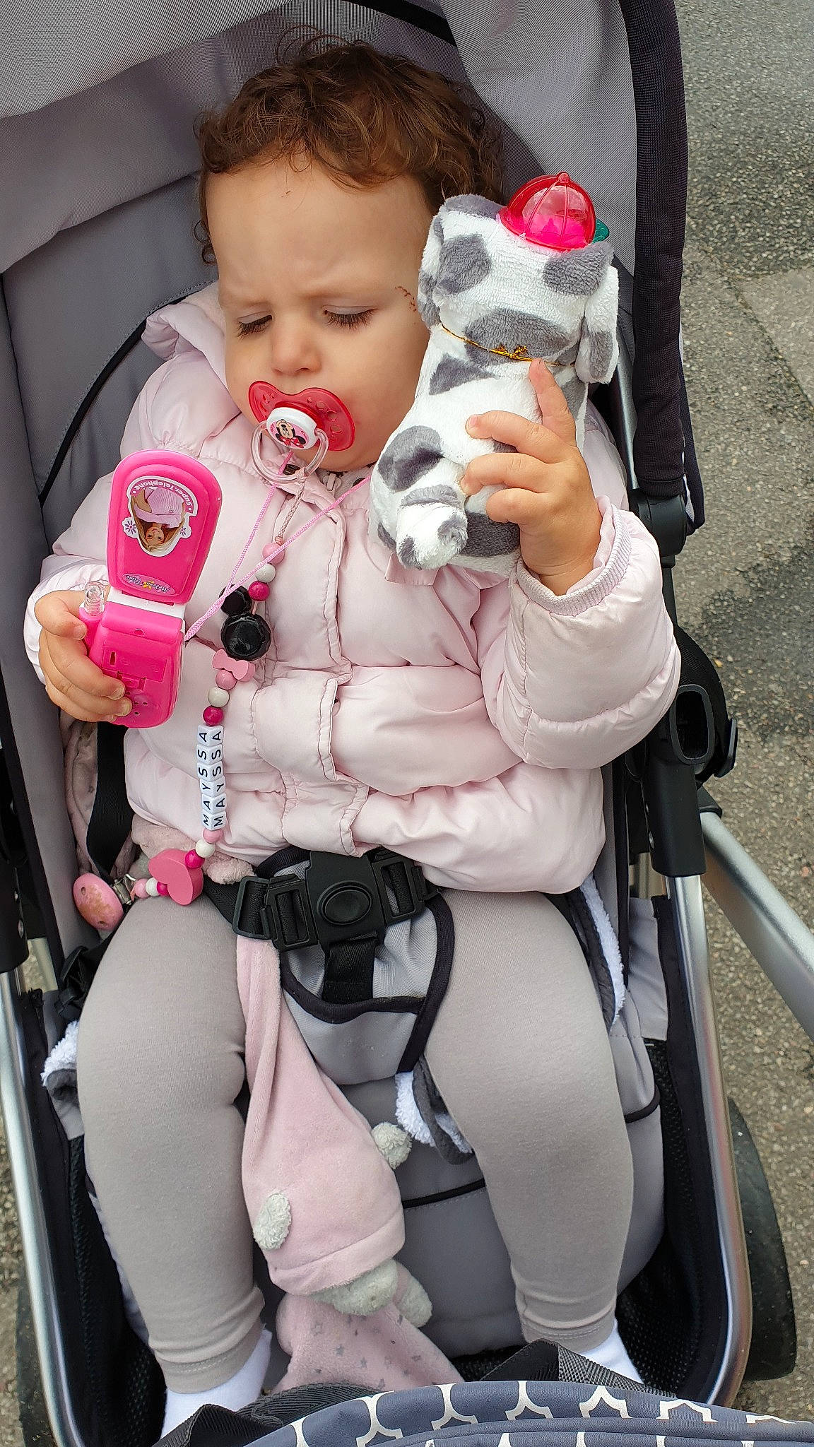 Mayssa participe au concours pour gagner de l'argent avec cette photo : baby, baby_carriage, baby_products, car_seat, child, person, pink, product, toddler