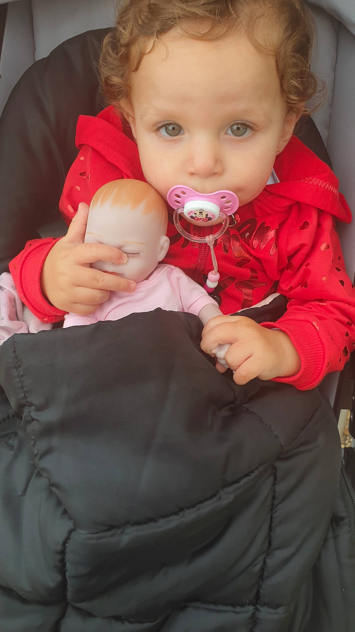 Mayssa participe au concours pour gagner de l'argent avec cette photo : baby, baby_products, blond, cheek, child, daughter, eye, face, head, joy, lip, mother, mouth, nose, people, person, pink, product, red, sitting