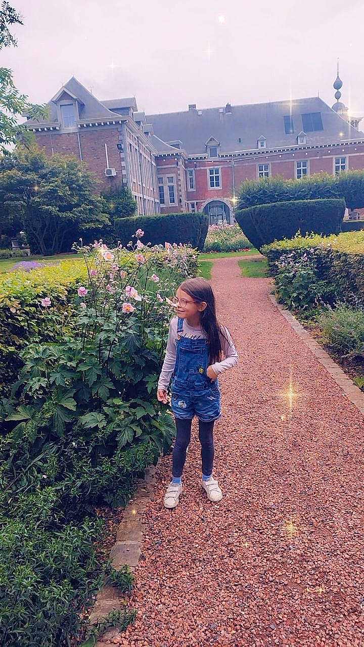 Eva a rejoint le concours — aidez-le/la à gagner de superbes lots ! boot, building, flower, garden, grass, hedge, landscape, landscaping, leisure, people_in_nature, person, plant, shrub, sky, soil, toddler, tourism, tree, vacation, walking