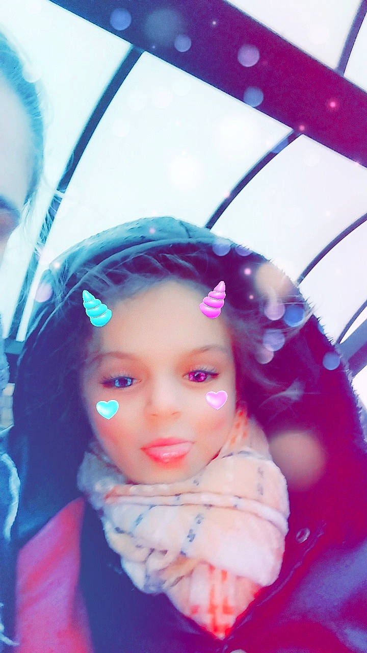 Eva a rejoint le concours — aidez-le/la à gagner de superbes lots ! black_hair, child, electric_blue, eyebrow, eyelash, fashion_accessory, flash_photography, fun, happy, headgear, iris, lip, magenta, person, pink, portrait_photography, purple, skin, toddler, violet