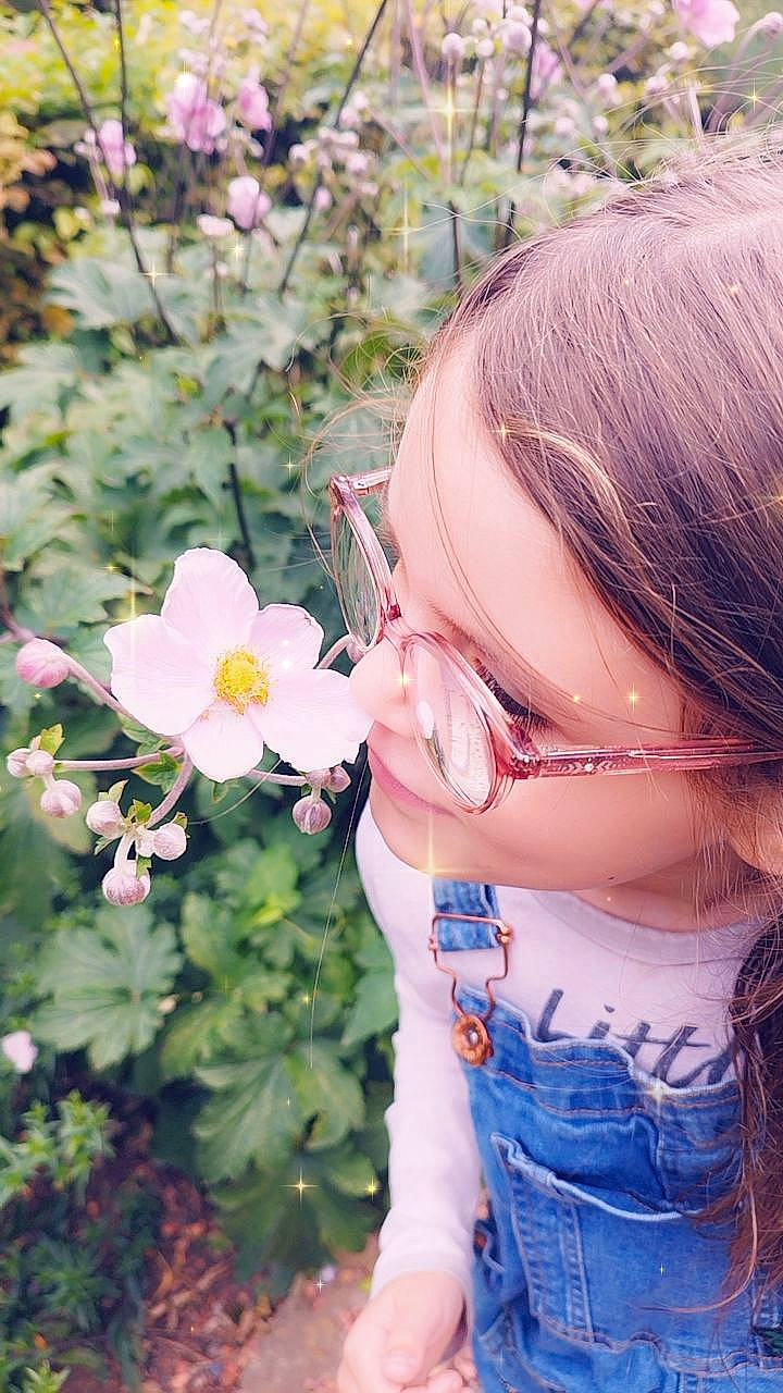 Eva a rejoint le concours — aidez-le/la à gagner de superbes lots ! annual_plant, brown_hair, child, eyewear, fashion_accessory, flower, flowering_plant, grass, hair, happy, people_in_nature, person, petal, plant, pollen, rosa_canina, rose_family, skin, summer, sunglasses