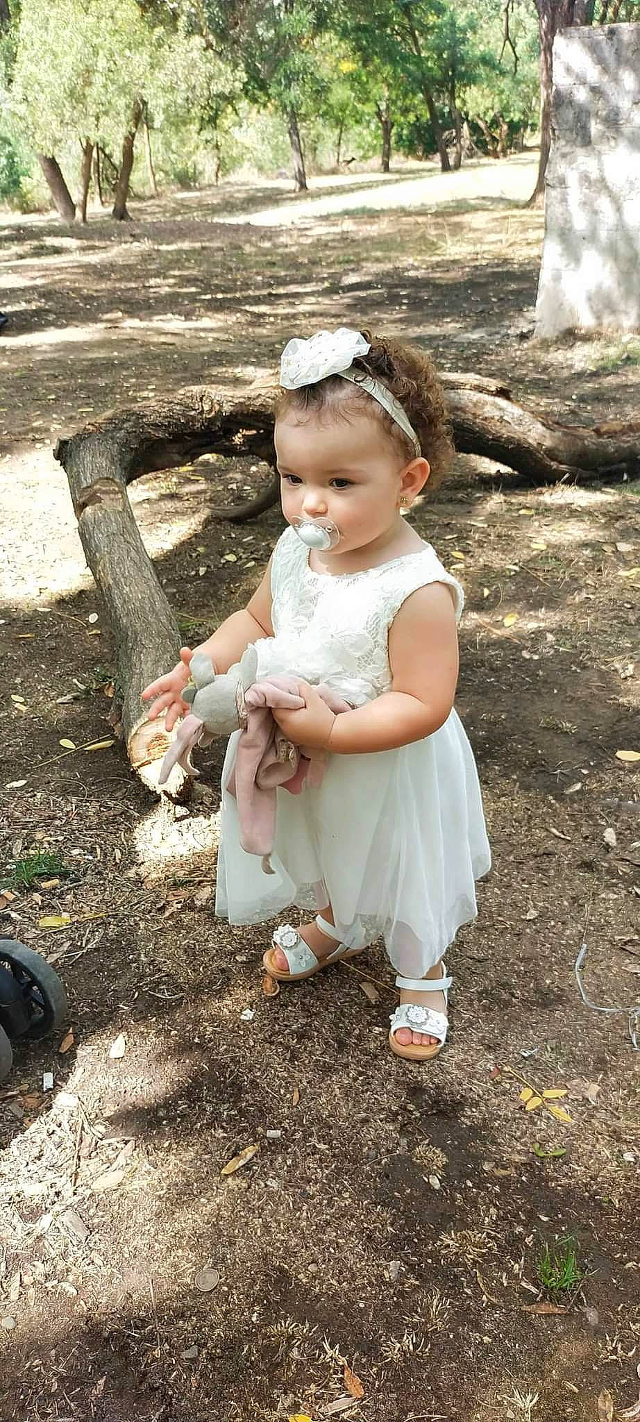Lorena participe au concours pour gagner de l'argent avec cette photo : baby, backpack, child, day_dress, dress, flash_photography, fun, gesture, grass, hair, hairstyle, hand, happy, human_body, landscape, people_in_nature, person, sitting, skin, toddler
