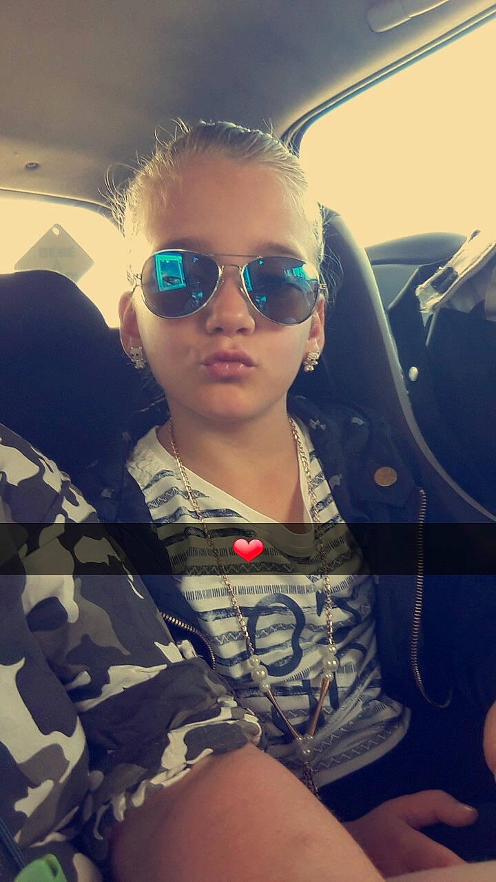 Lea participe au concours pour gagner de l'argent avec cette photo : black_hair, blond, cool, driving, eyewear, face, forehead, fun, glasses, hair, head, lip, long_hair, person, photography, selfie, summer, sunglasses, vacation, vehicle