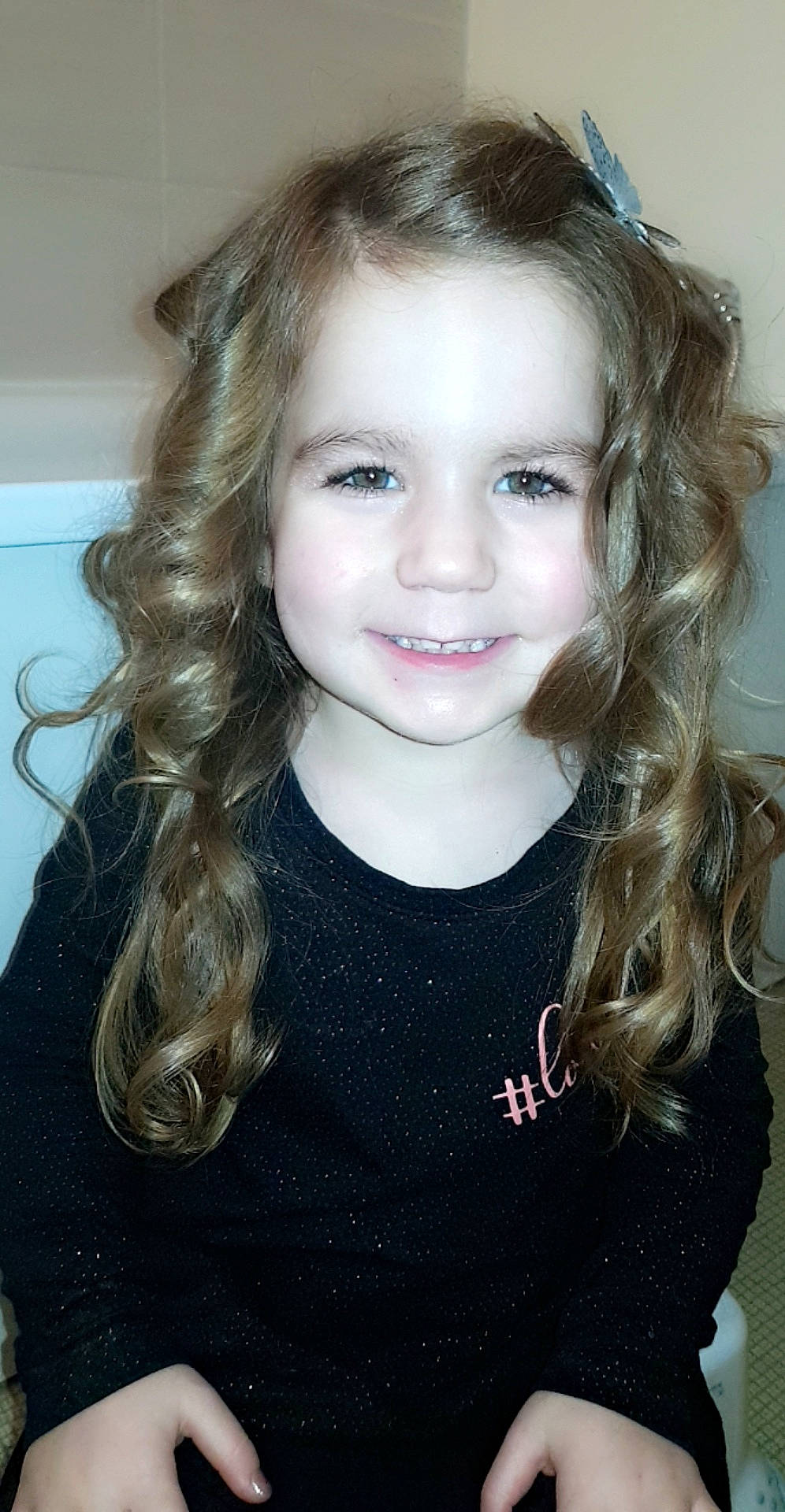 Shayna participe au concours pour gagner de l'argent avec cette photo : beauty, black_hair, blond, brown_hair, cheek, child_model, chin, eyebrow, face, feathered_hair, forehead, hair, hair_coloring, hairstyle, jaw, joy, lip, long_hair, nose, person