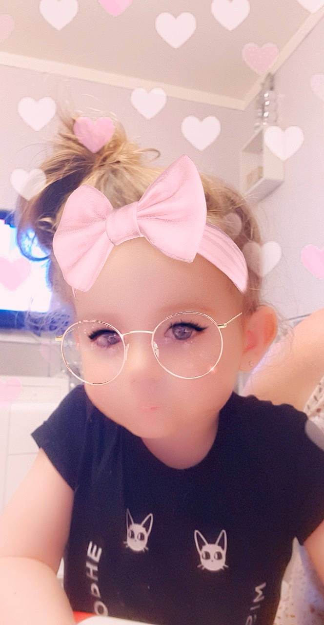 Shayna a rejoint le concours — aidez-le/la à gagner de superbes lots ! child, cool, ear, eyebrow, eyewear, face, fashion_accessory, forehead, glasses, hair, hair_accessory, hair_coloring, hairstyle, head, headgear, headpiece, person, pink, selfie, skin