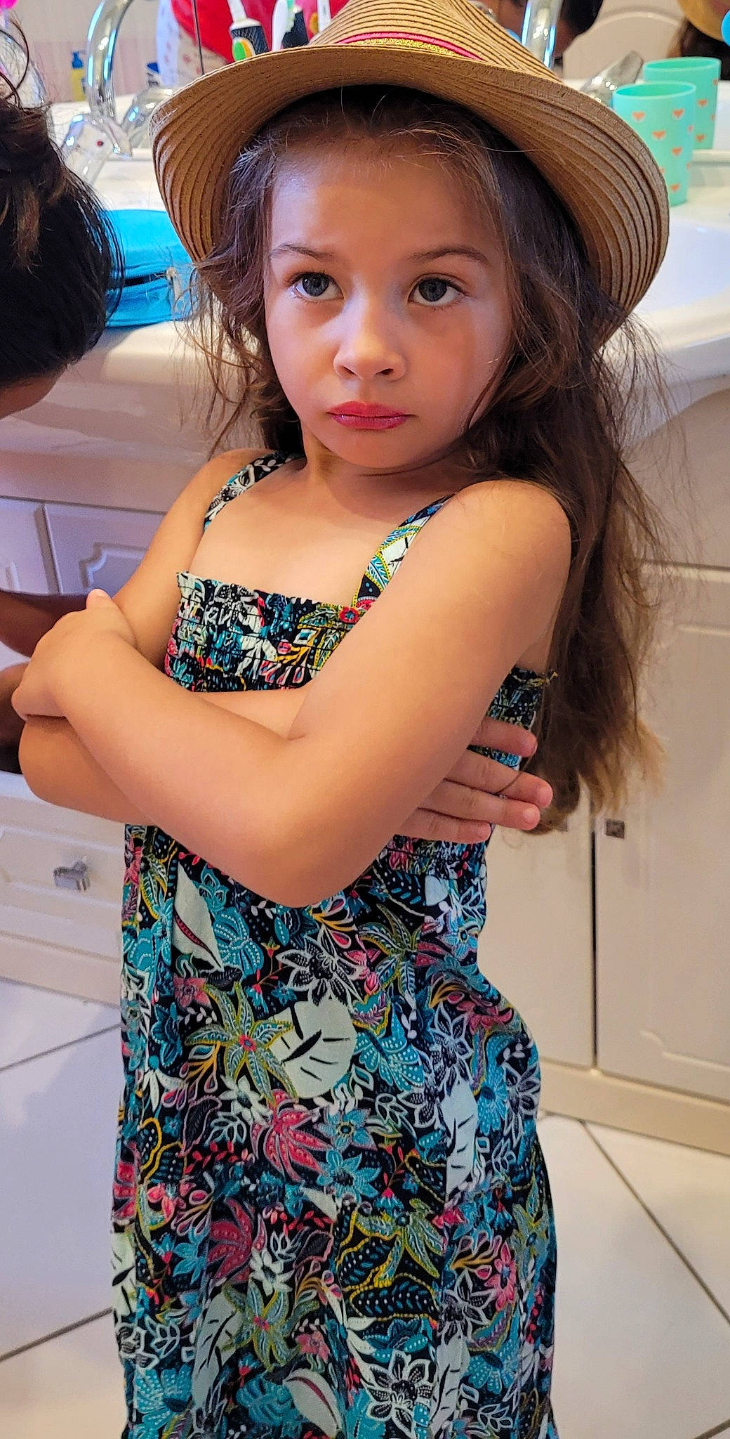 Agathe participe au concours pour gagner de l'argent avec cette photo : black_hair, day_dress, dress, eyelash, face, facial_expression, flash_photography, hair, hairstyle, hand, happy, hat, head, human, lip, neck, person, shoulder, skin, thigh