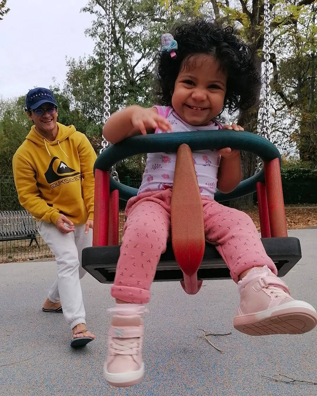 Wellycia-rose a rejoint le concours — aidez-le/la à gagner de superbes lots ! cool, face, fun, gesture, happy, headwear, human_leg, joy, knee, leg, leisure, person, pink, plant, recreation, shoe, sky, smile, sneakers, sock