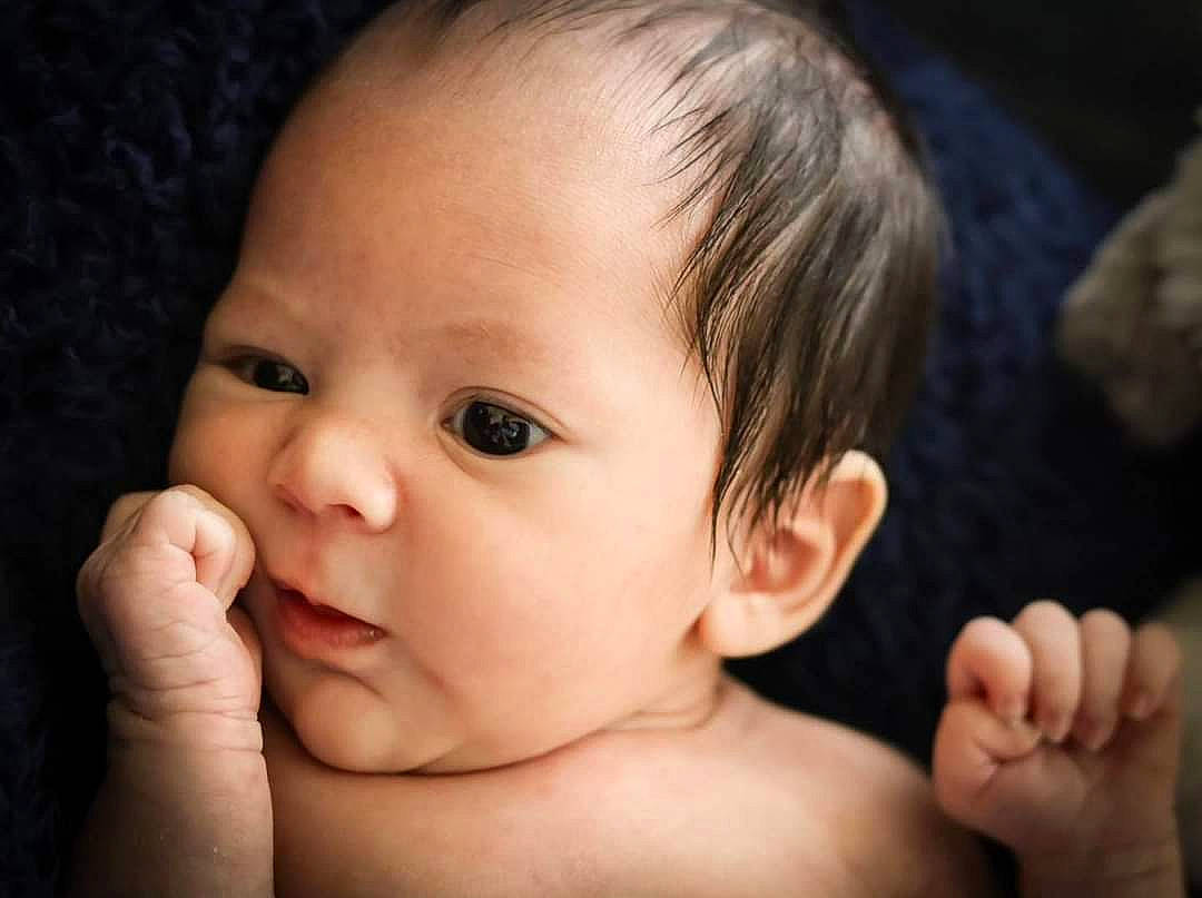 Kai is registered to the contest to win money with this photo: arm, baby, cheek, ear, eyebrow, eyelash, finger, flash_photography, gesture, hand, happy, human_body, iris, lip, mouth, neck, nose, person, skin, smile