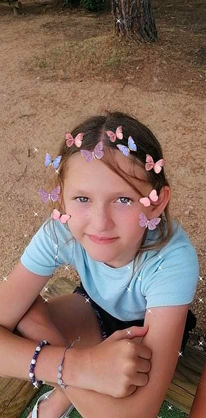 Livia a rejoint le concours — aidez-le/la à gagner de superbes lots ! baby_toddler_clothing, brown_hair, eye, eyebrow, eyelash, flash_photography, fun, grass, hair_tie, happy, head, headband, headpiece, headwear, iris, jewellery, joy, lip, person, pink