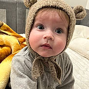 Camelia a rejoint le concours — aidez-le/la à gagner de superbes lots ! adorable, baby, bear_ears, bed, big_eyes, blanket, blue_eyes, child, closeup, cute, gaze, hat, indoor, infant, knit_hat, portrait, rosy_cheeks, sitting, soft_texture, sweater