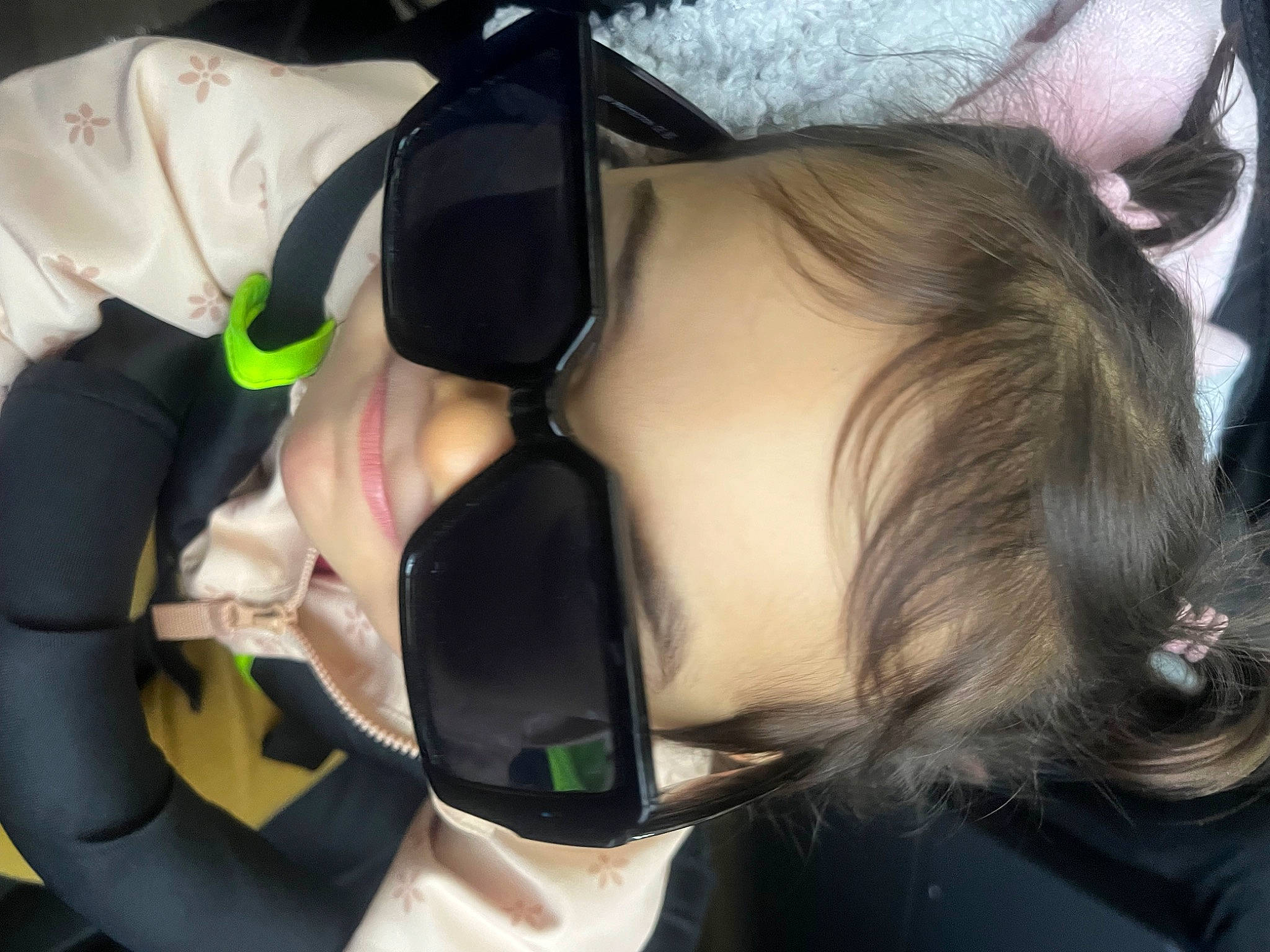 Lili a rejoint le concours — aidez-le/la à gagner de superbes lots ! audio_equipment, black_hair, blond, chest, cool, eyelash, eyewear, fun, glasses, goggles, head, headgear, helmet, mouth, neck, person, personal_protective_equipment, sunglasses, thigh, throat