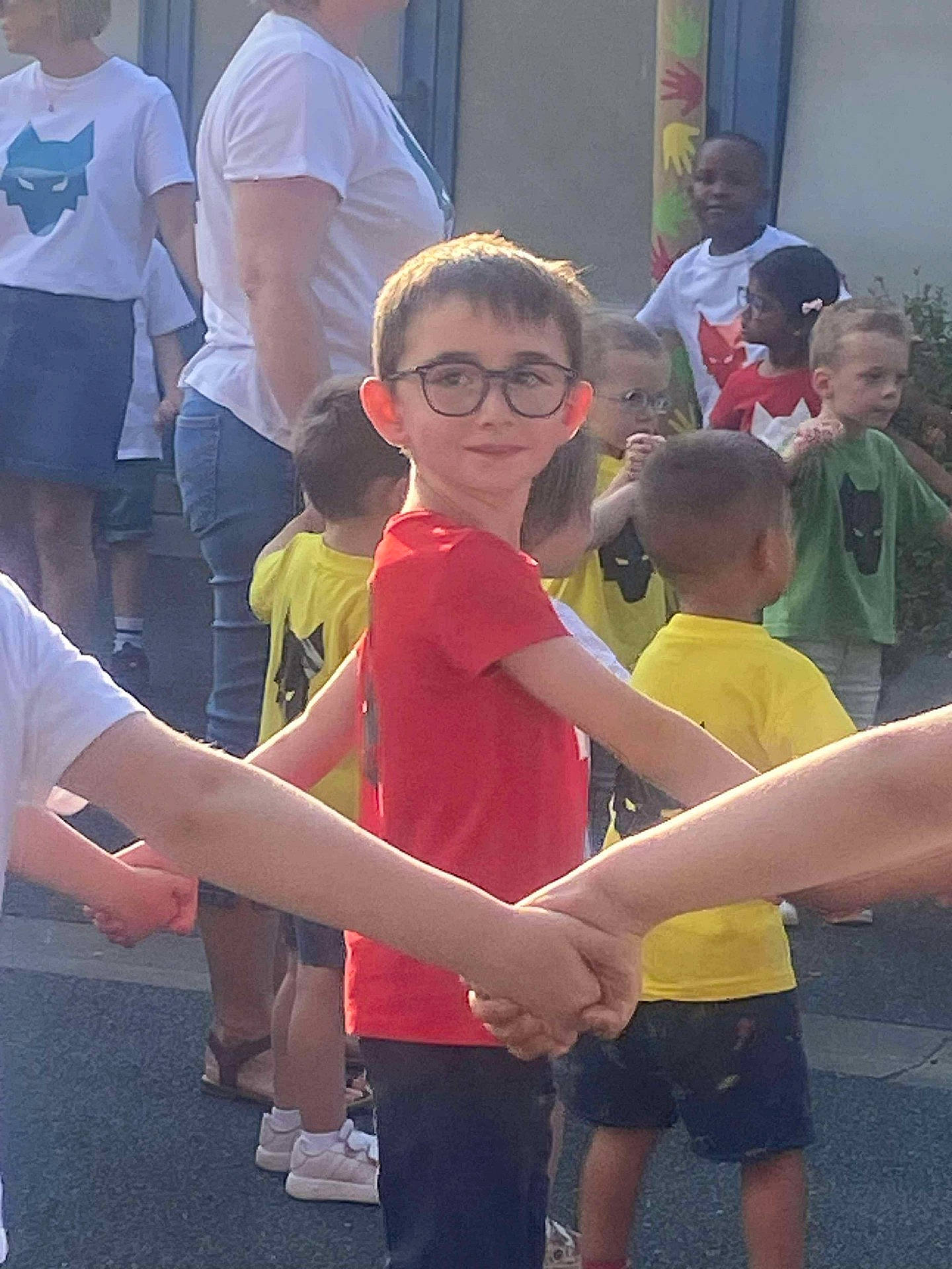 Leo a rejoint le concours — aidez-le/la à gagner de superbes lots ! boy, casual_clothing, child, children, daylight, friendship, fun, glasses, green_shirt, group, holding_hands, outdoor, people, play, red_shirt, smile, social, summer, white_shirt, yellow_shirt