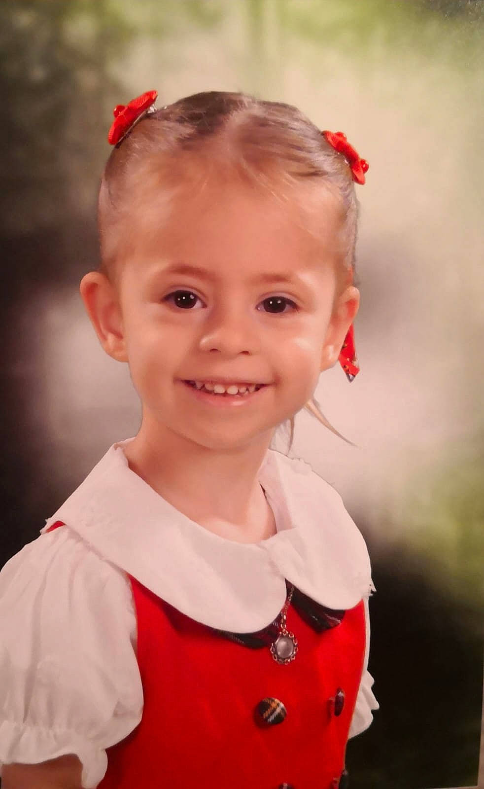 Jade participe au concours pour gagner de l'argent avec cette photo : baby_toddler_clothing, beauty, blond, child, event, eye, fashion_accessory, flash_photography, fun, hair_tie, happy, headpiece, iris, joy, lip, person, pink, portrait_photography, red, sleeve