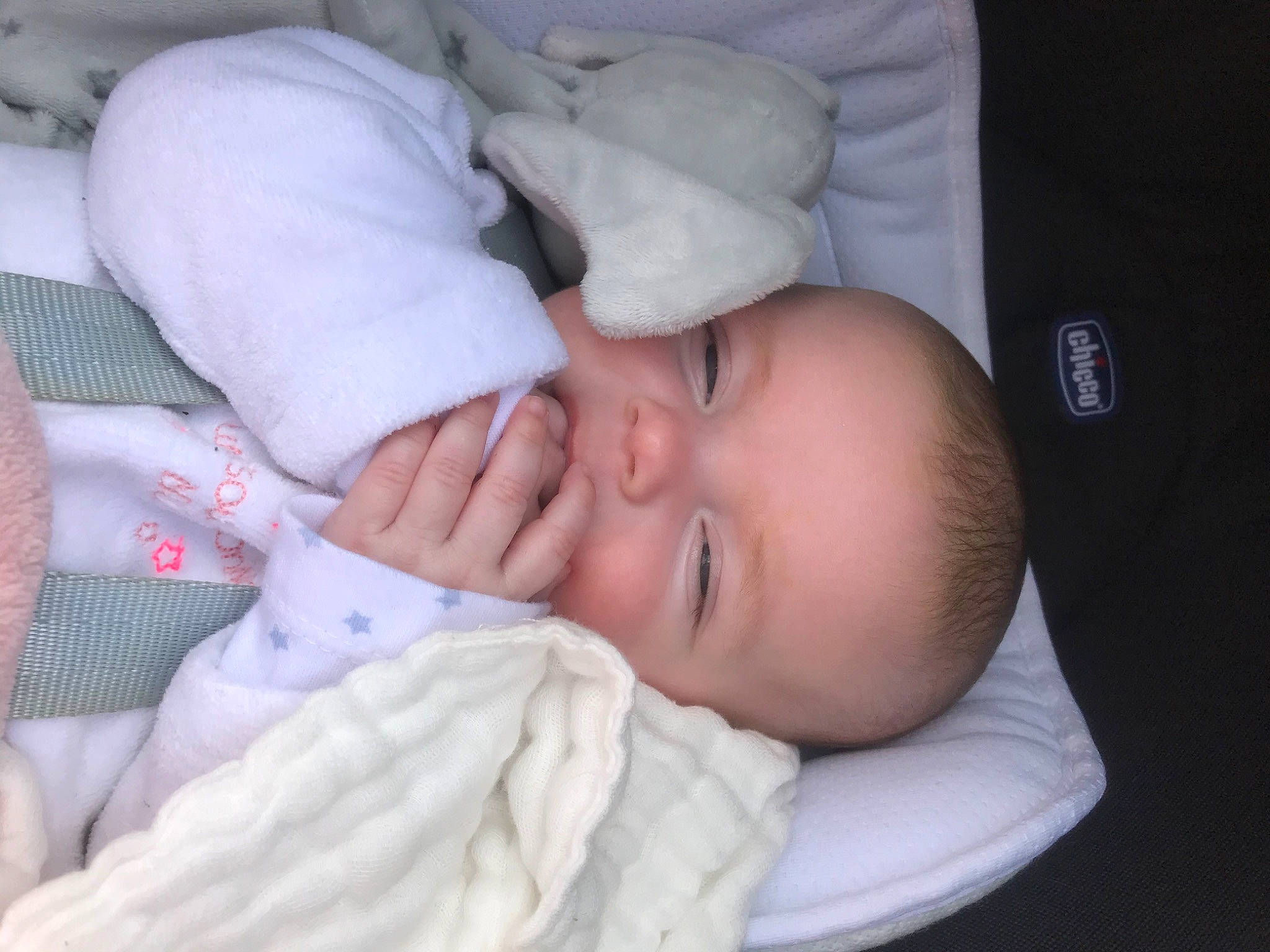 Keissy participe au concours pour gagner de l'argent avec cette photo : baby, baby_products, baby_sleeping, baby_toddler_clothing, bedtime, cheek, child, comfort, facial_expression, finger, linens, mammal, mouth, nap, nose, person, skin, sleep, textile, thumb