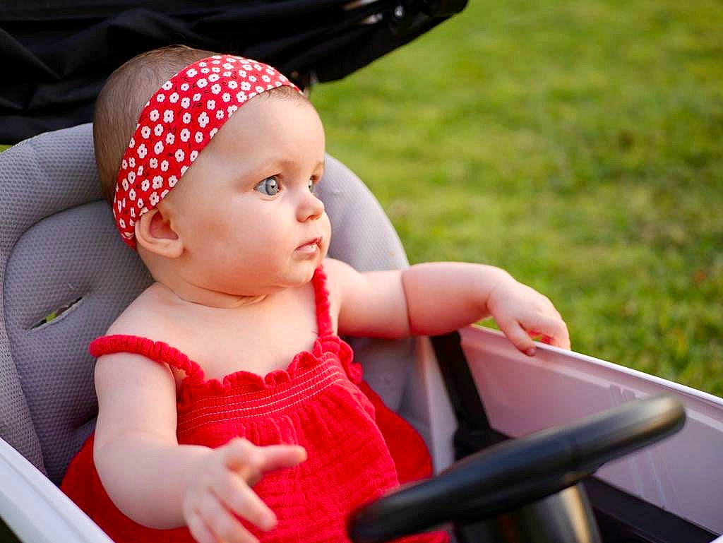 Keissy participe au concours pour gagner de l'argent avec cette photo : baby, baby_products, baby_toddler_clothing, beanie, cap, child, costume_hat, fashion_accessory, fun, grass, happy, hat, headband, headwear, jewellery, knit_cap, leisure, magenta, pattern, person