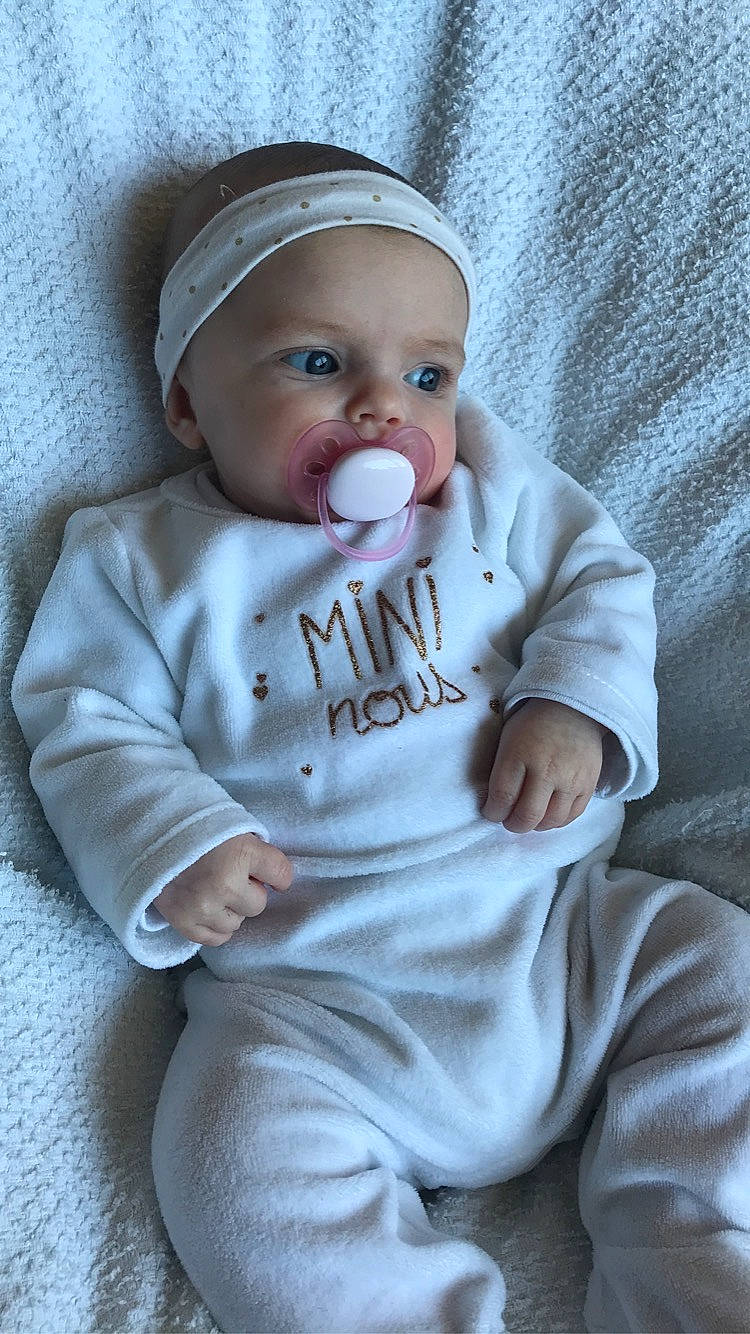 Keissy a rejoint le concours — aidez-le/la à gagner de superbes lots ! baby, baby_products, baby_sleeping, baby_toddler_clothing, carmine, cheek, child, comfort, eye, hand, hat, headwear, linens, lip, monochrome, mouth, nose, person, sitting, skin