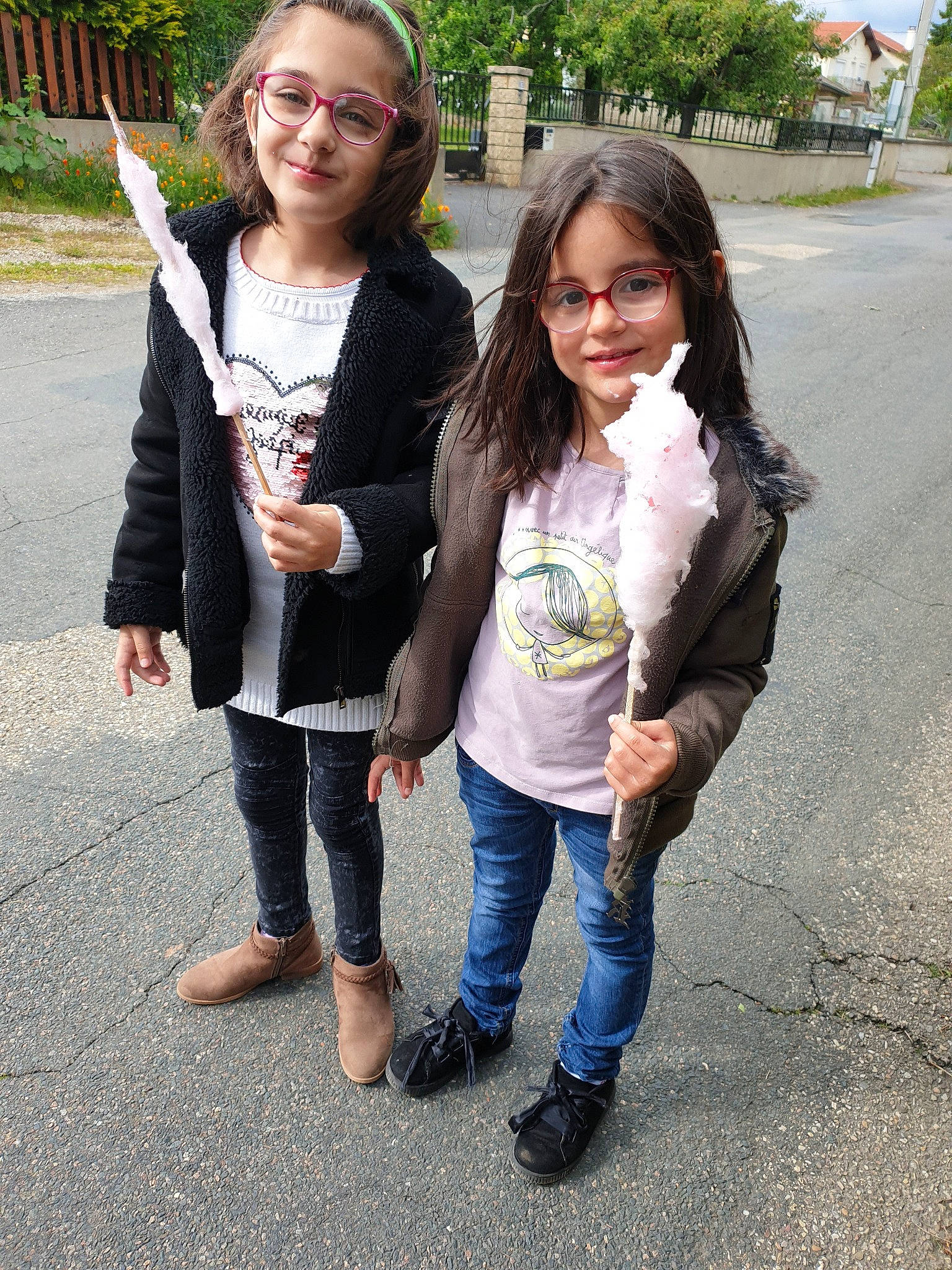 Mariana a rejoint le concours — aidez-le/la à gagner de superbes lots ! child, daughter, denim, footwear, fun, gesture, jacket, jeans, joy, long_hair, outerwear, person, photography, shoe, sibling, smile, snapshot, standing, style, tourism