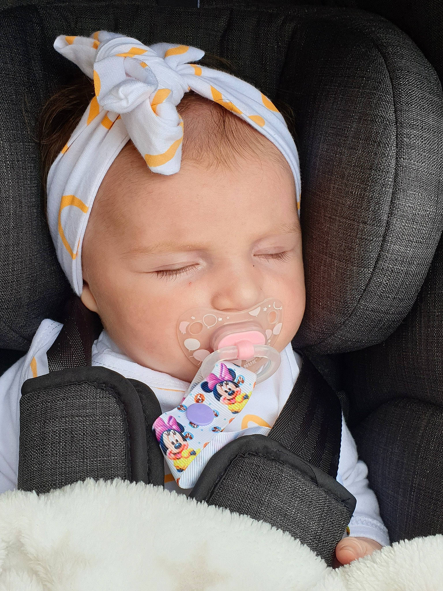 Margarida participe au concours pour gagner de l'argent avec cette photo : baby, baby_products, cheek, child, ear, fashion_accessory, finger, hair_accessory, head, headband, headgear, joy, mouth, nose, person, product, skin, toddler