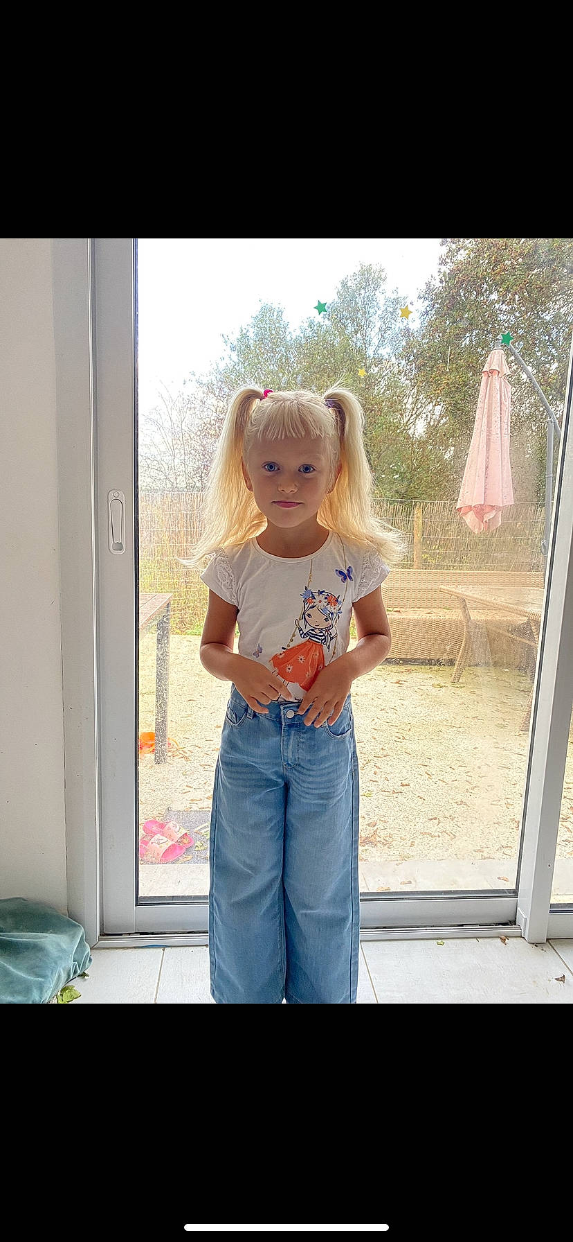Emiliia a rejoint le concours — aidez-le/la à gagner de superbes lots ! bangs, blond, child, denim, doll, electric_blue, magenta, peach, person, pink, shorts, sleeve, t_shirt, textile, tints_and_shades, top, toy, tree, waist, wig